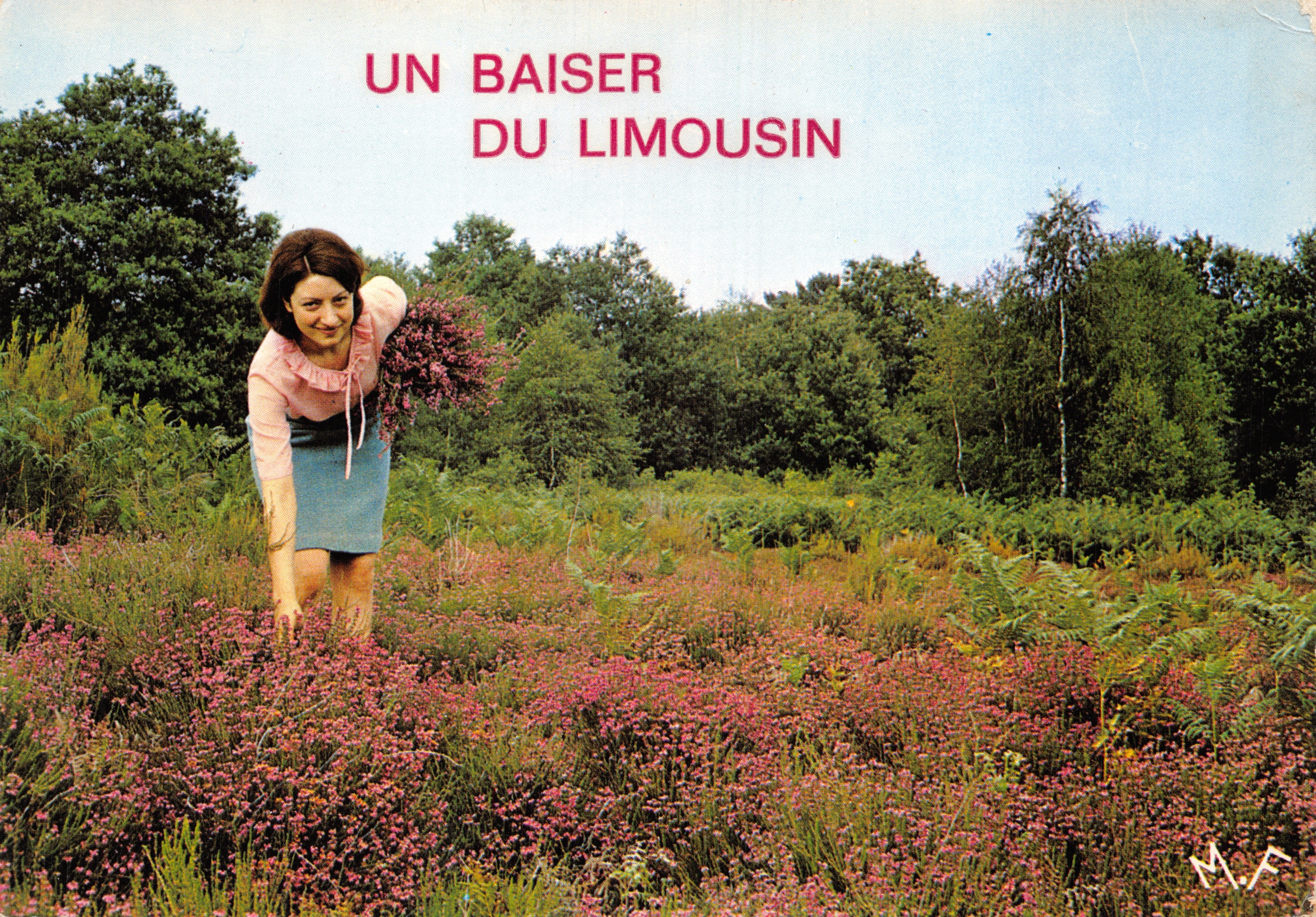 Vrouw in een bloeiende heide — Een kus van Limousin — uitgever M.J.F.