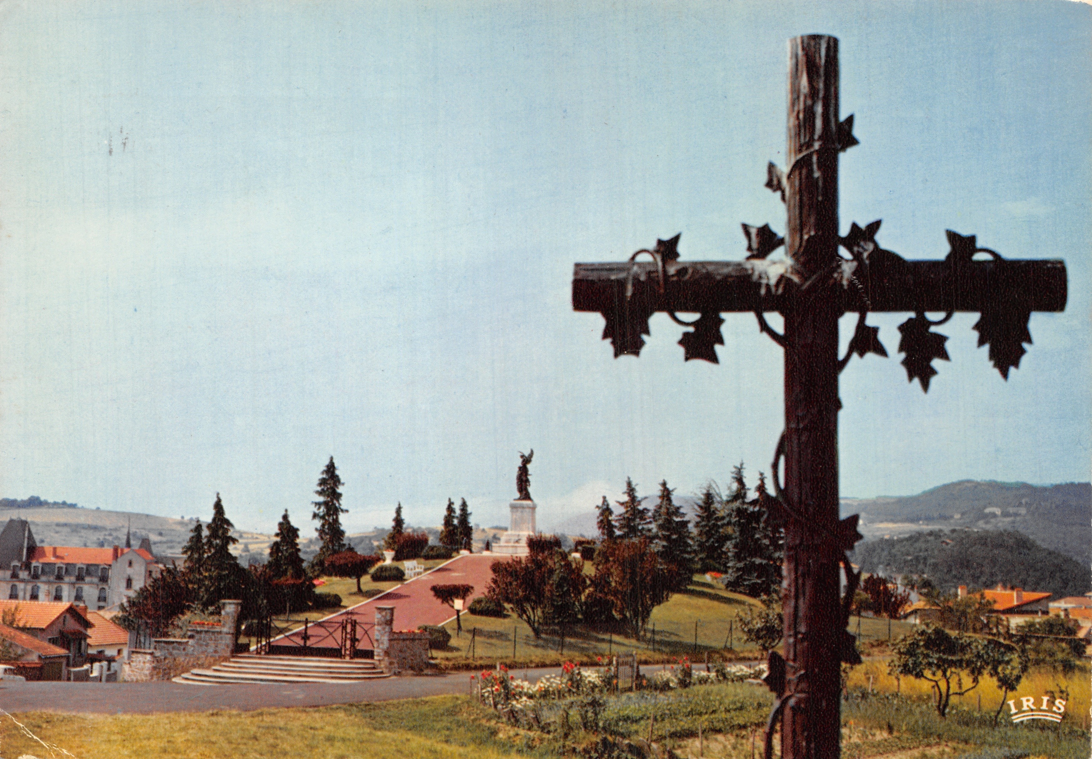 Cruz de Longpuy — Monumento a los Caídos en primer plano — Éditions IRIS