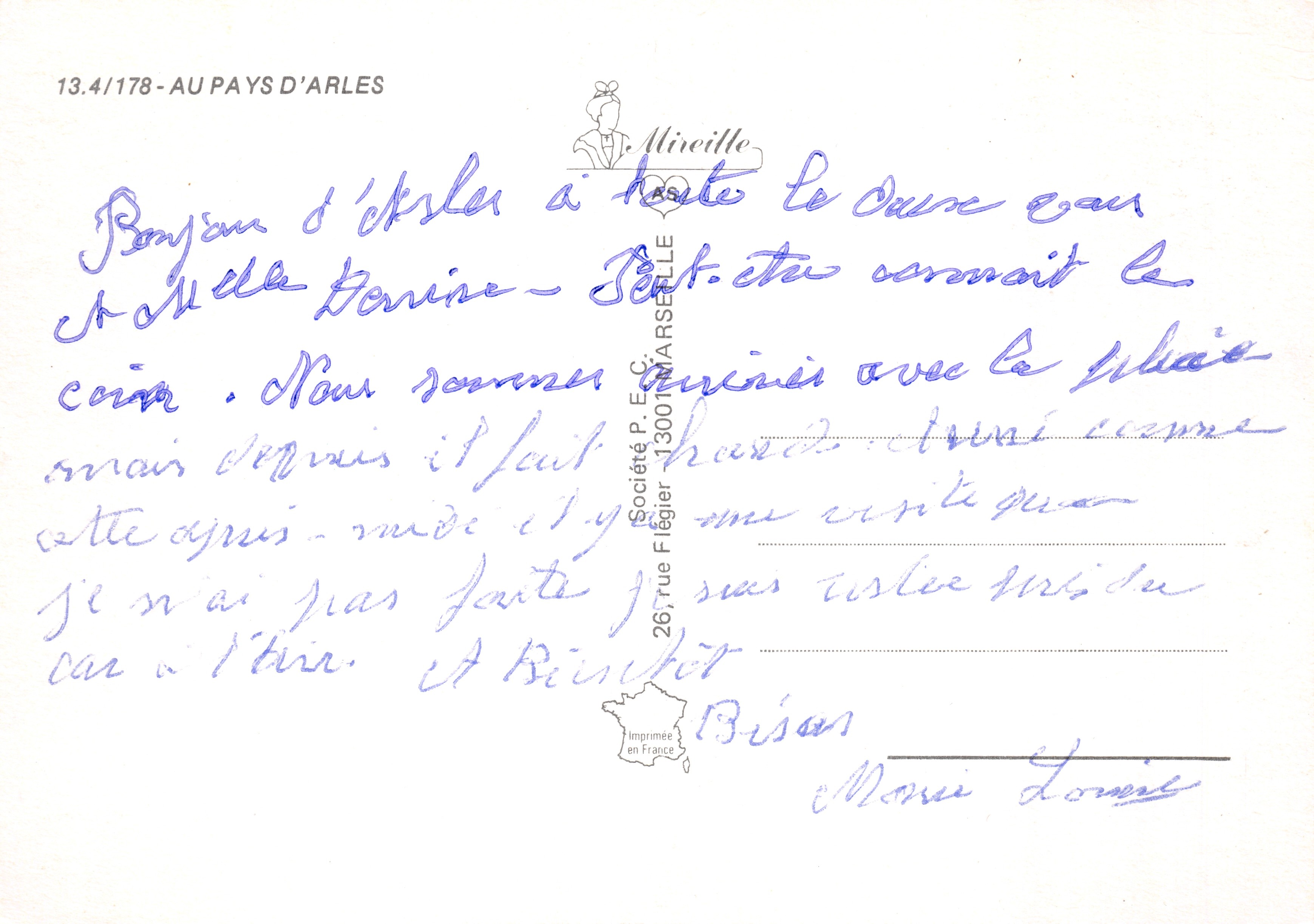 In het land van Arles — panoramische weergave van het oude theater, windmolen, ruïnes, paarden in het water en vrouw in gele jurk — uitgever Mirecille — Achterkant