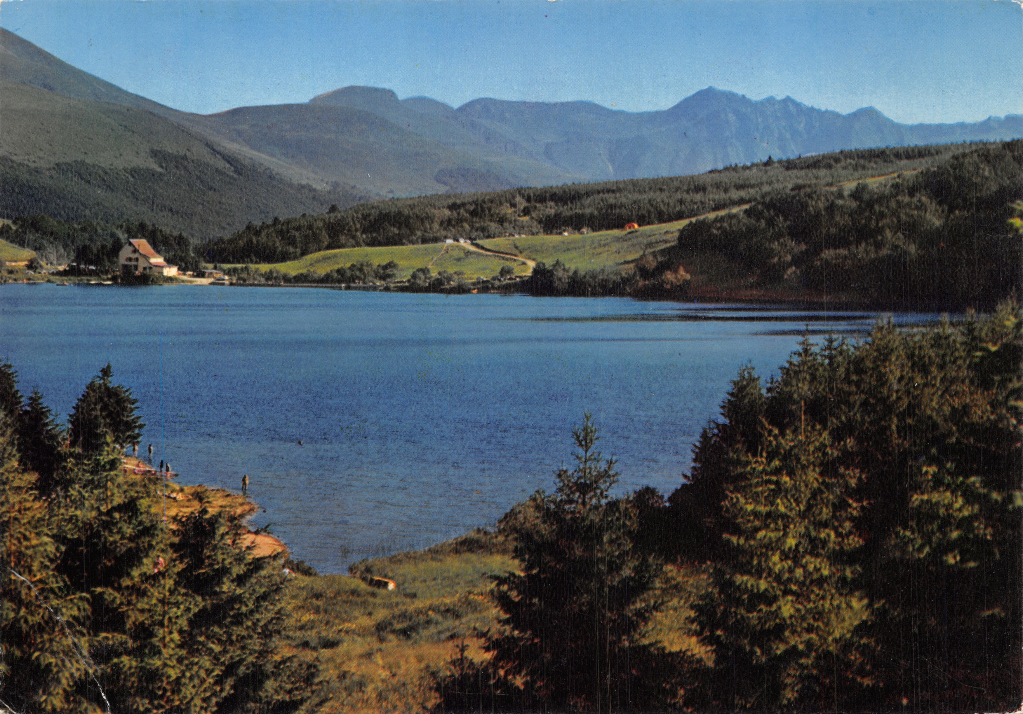 Lac de Guéry — panoramische uitzicht met bergen en bos — Éditions du LYS, nr. 261