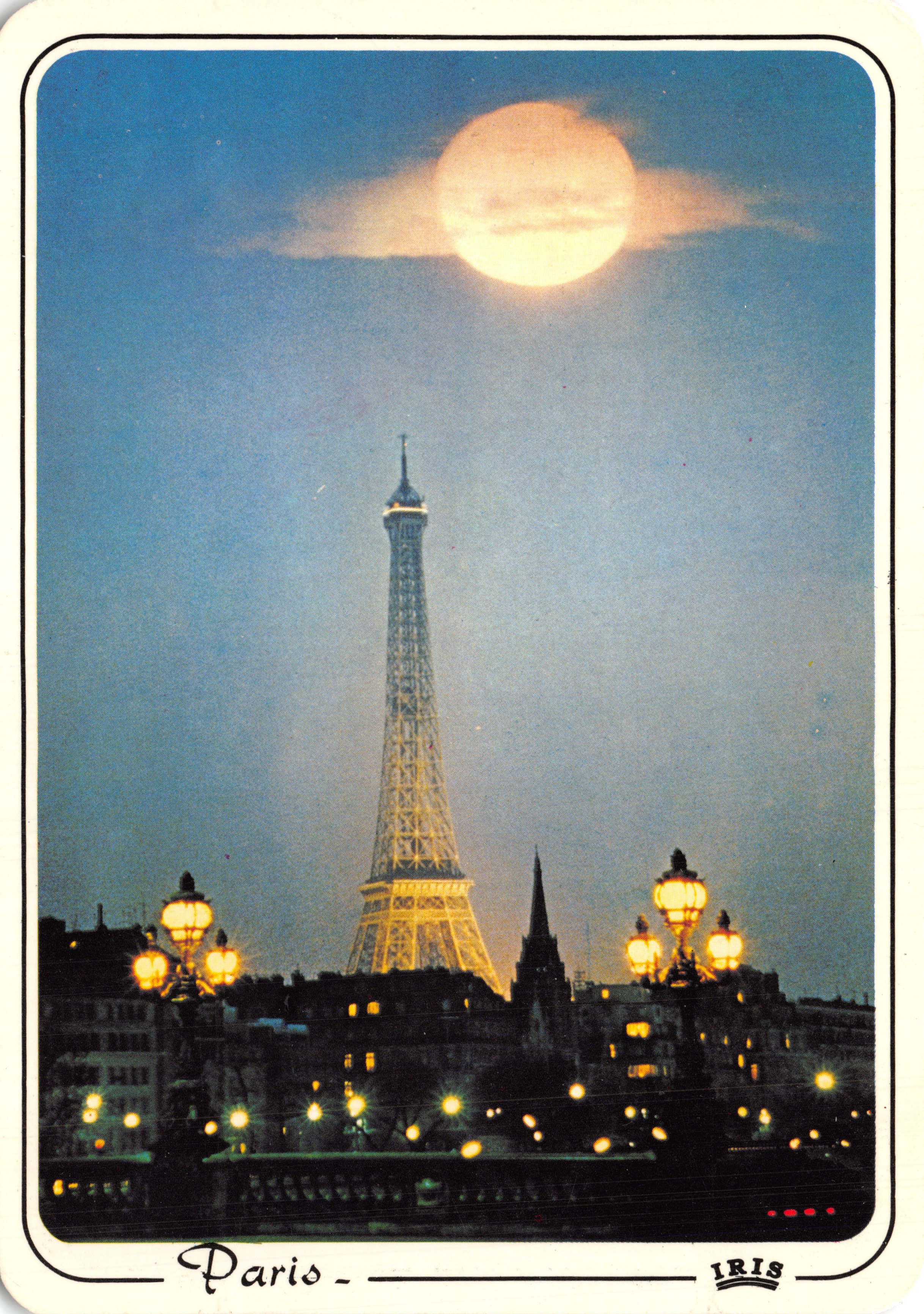 París — Vista de la Torre Eiffel bajo una luna llena — editor IRIS