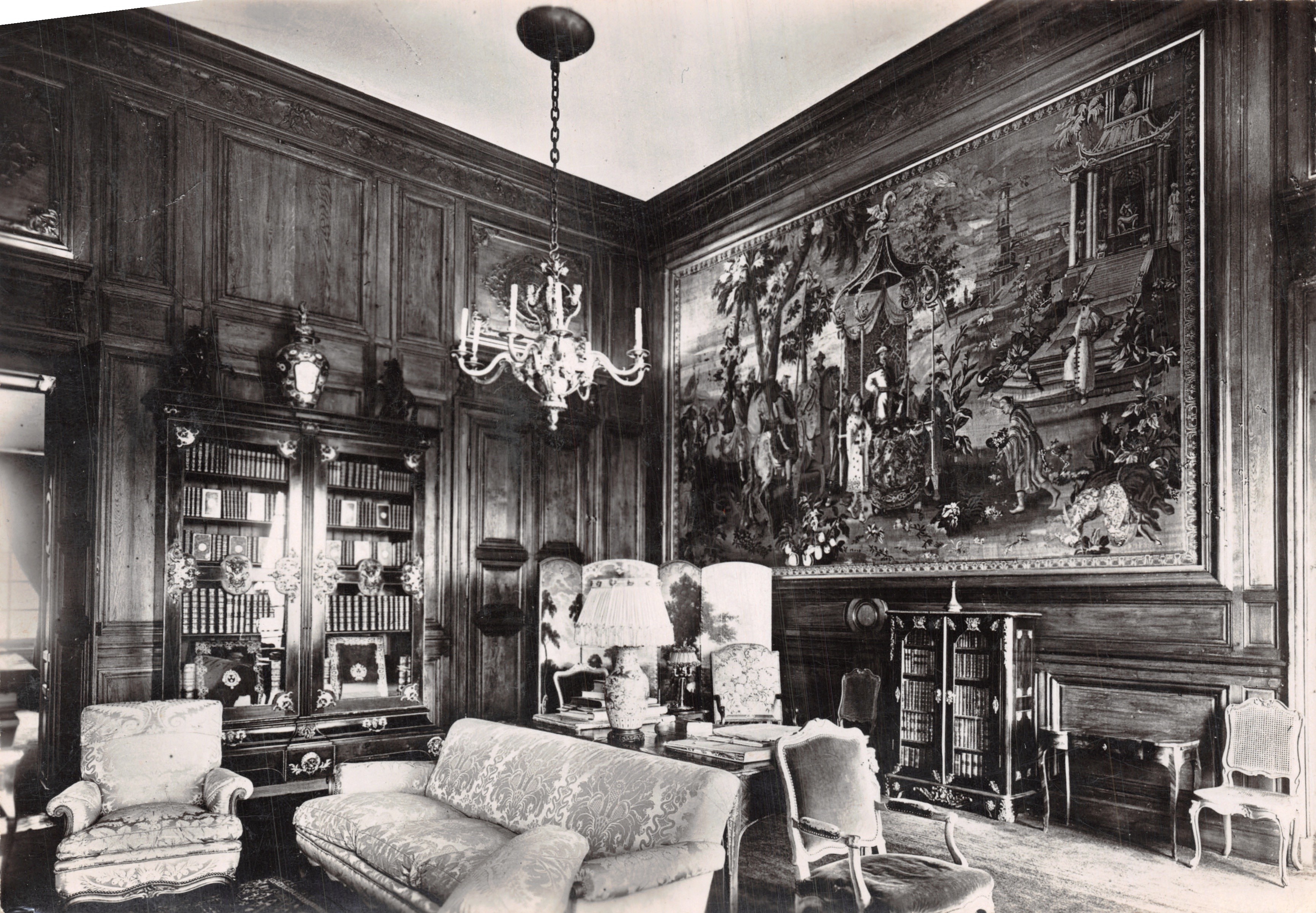 Castillo de Champs (S.-et-M.) — Estudio con tapicería oriental y biblioteca — Service Commercial Historiques, Avenue Alexandre III - Paris