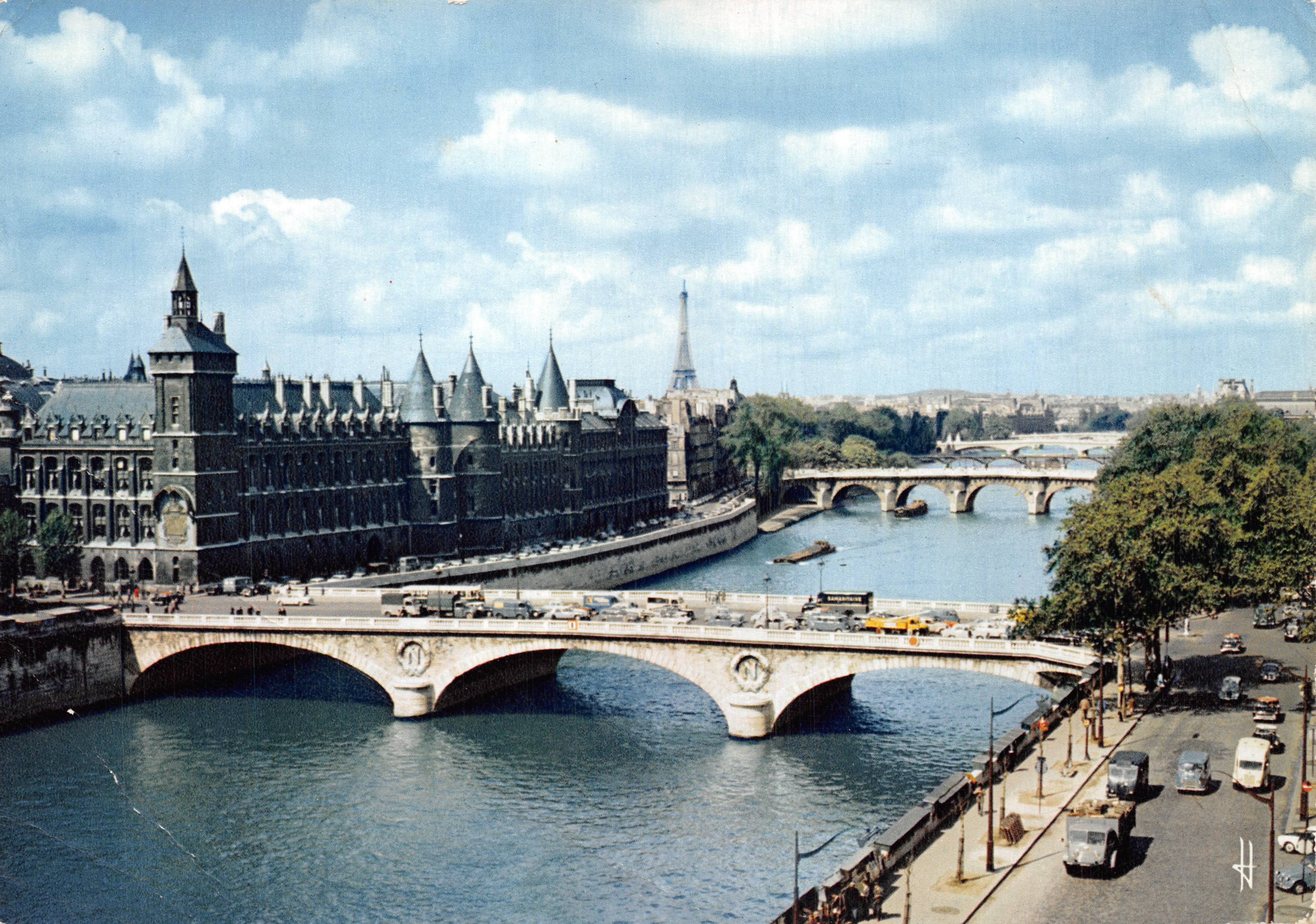 Paris — vue des quais de la Seine avec la Conciergerie et la Tour Eiffel — Librairie Hachette