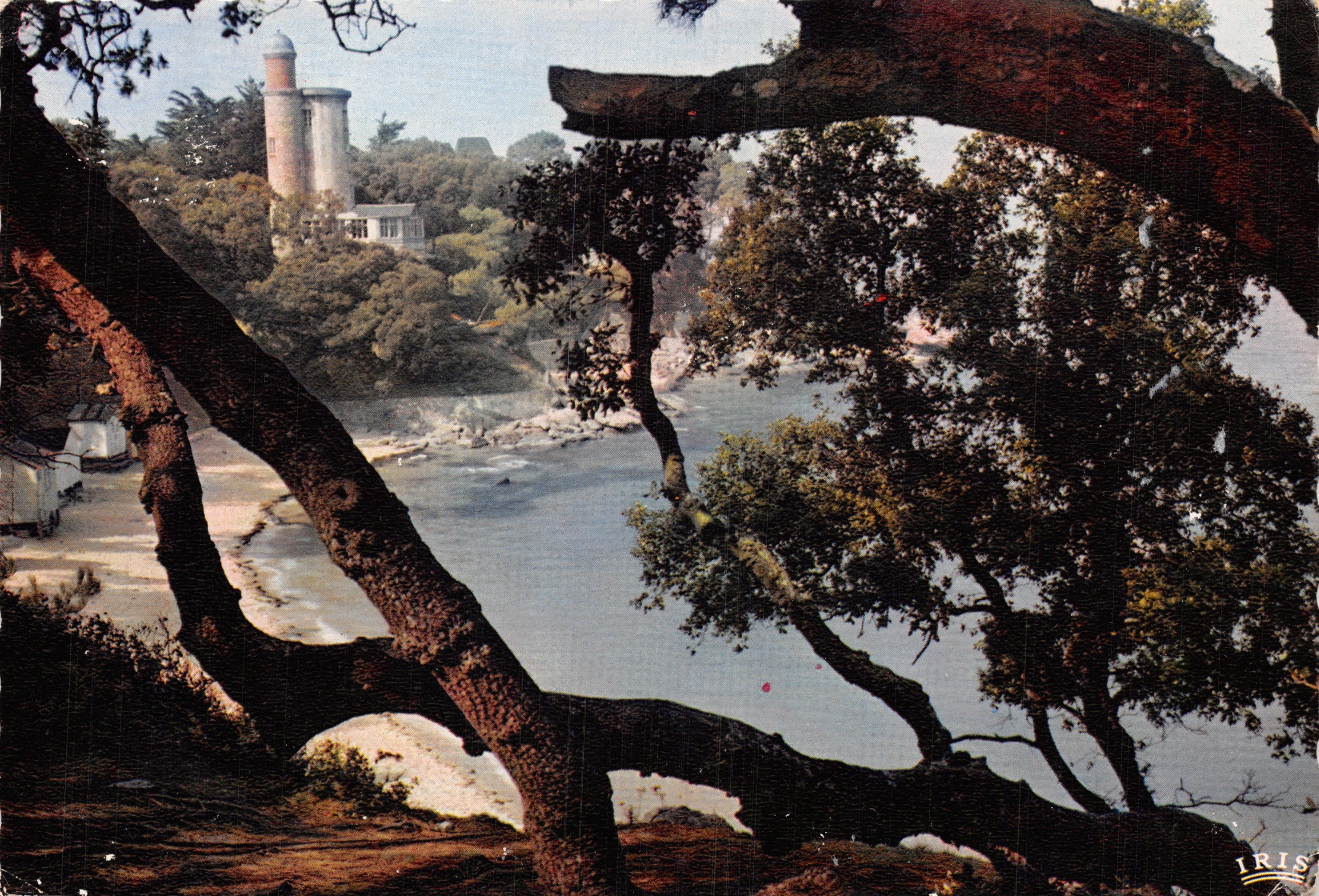 La Tour Plantier — vue depuis la plage — éditeur IRIS