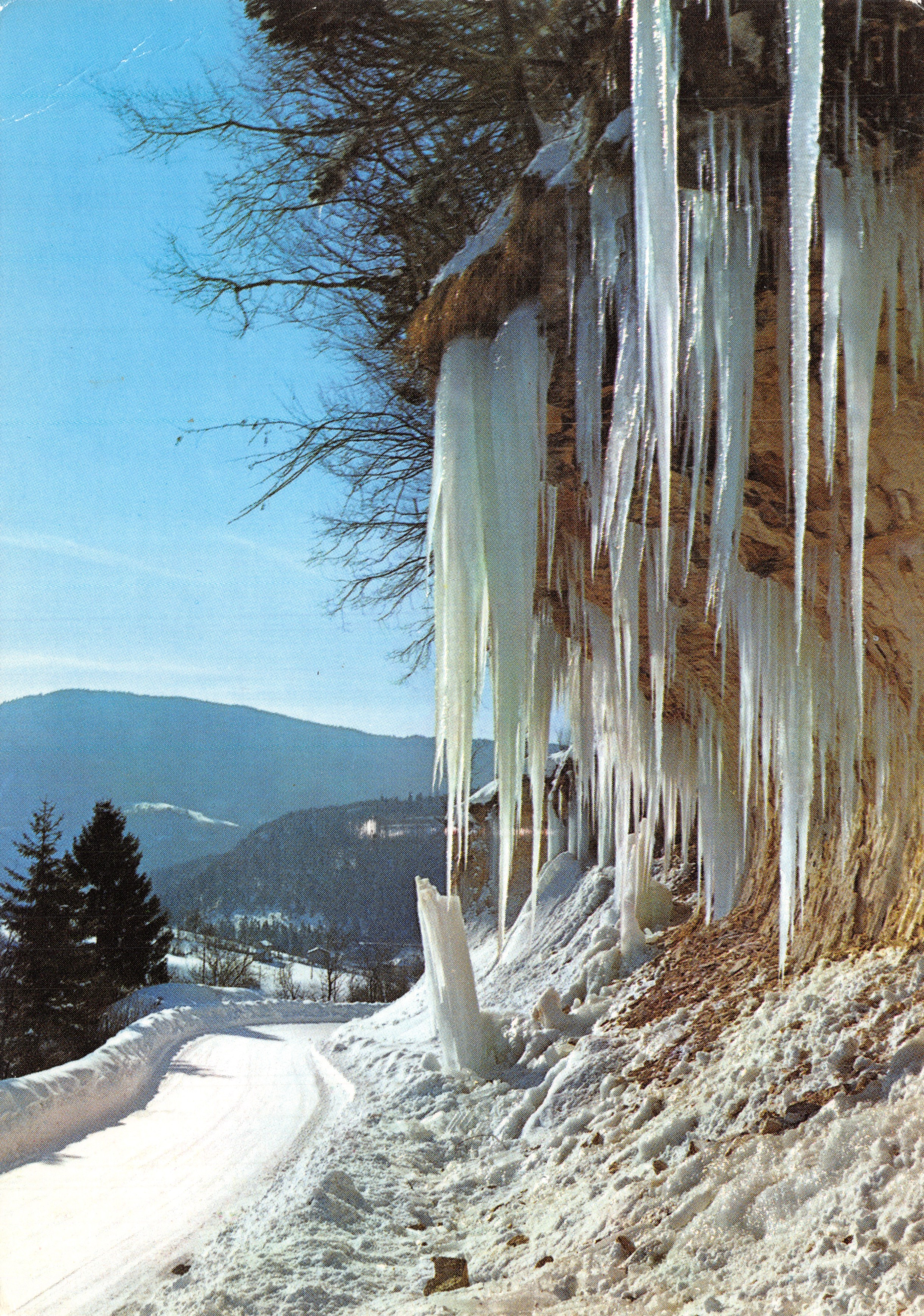 Villard-de-Lans — vista invernal con estalactitas de hielo sobre un camino nevado — Éditions Grenoble