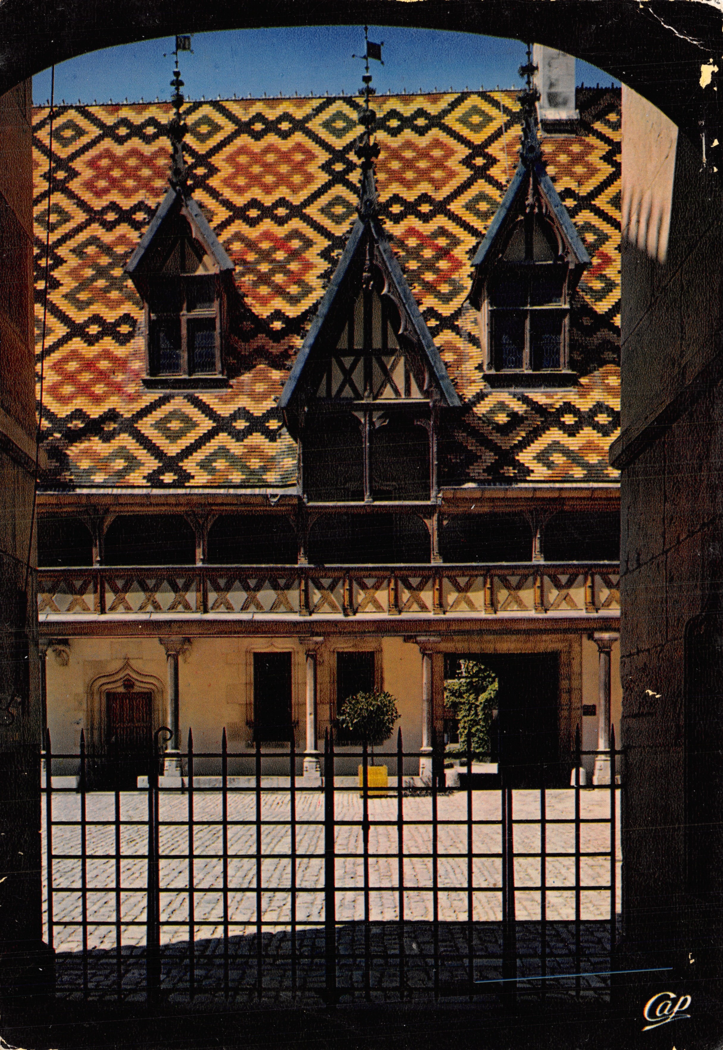 Hôtel-Dieu de Beaune — Cour d'Honneur vue par le portail de fer — éditeur Cap
