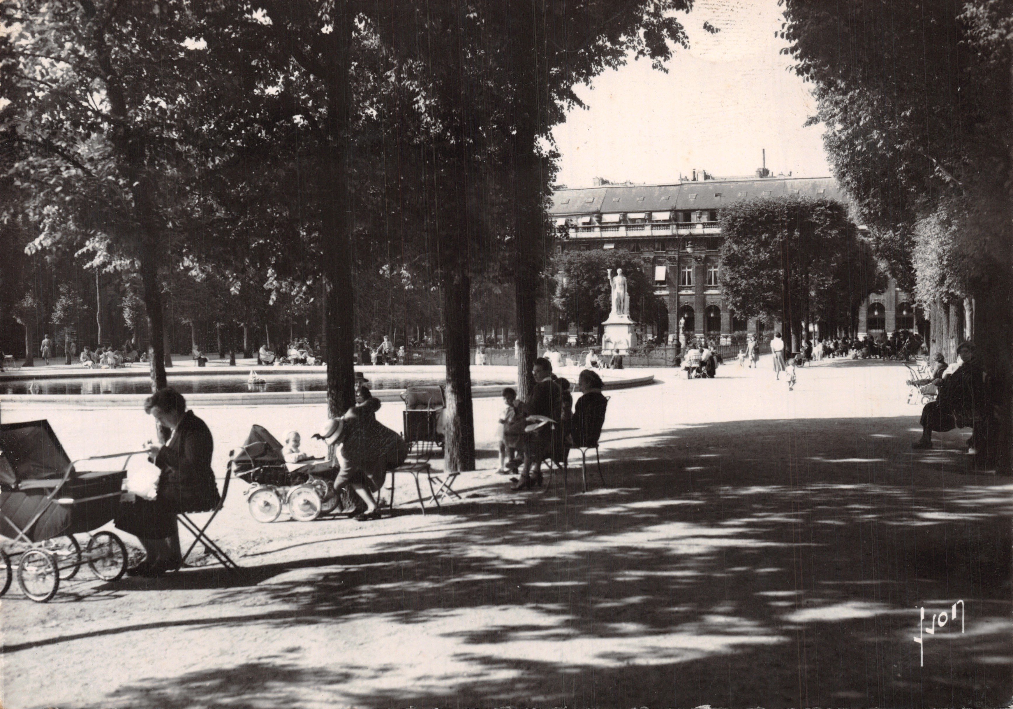 Tuin van het Palais Royal — Scene van een wandeling met fontein en beeld — uitgever J.O.N. n° 071