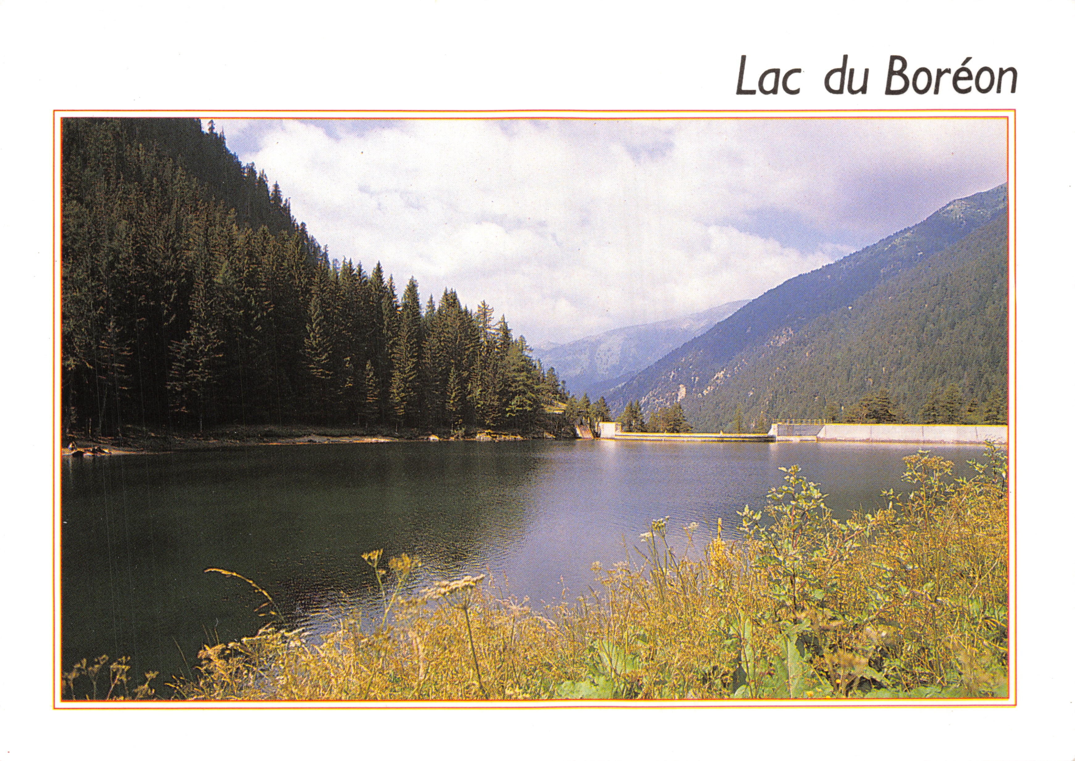 Lago Boréon — lago circondato da boschi di pini e montagne — ÉDITIONS CIM