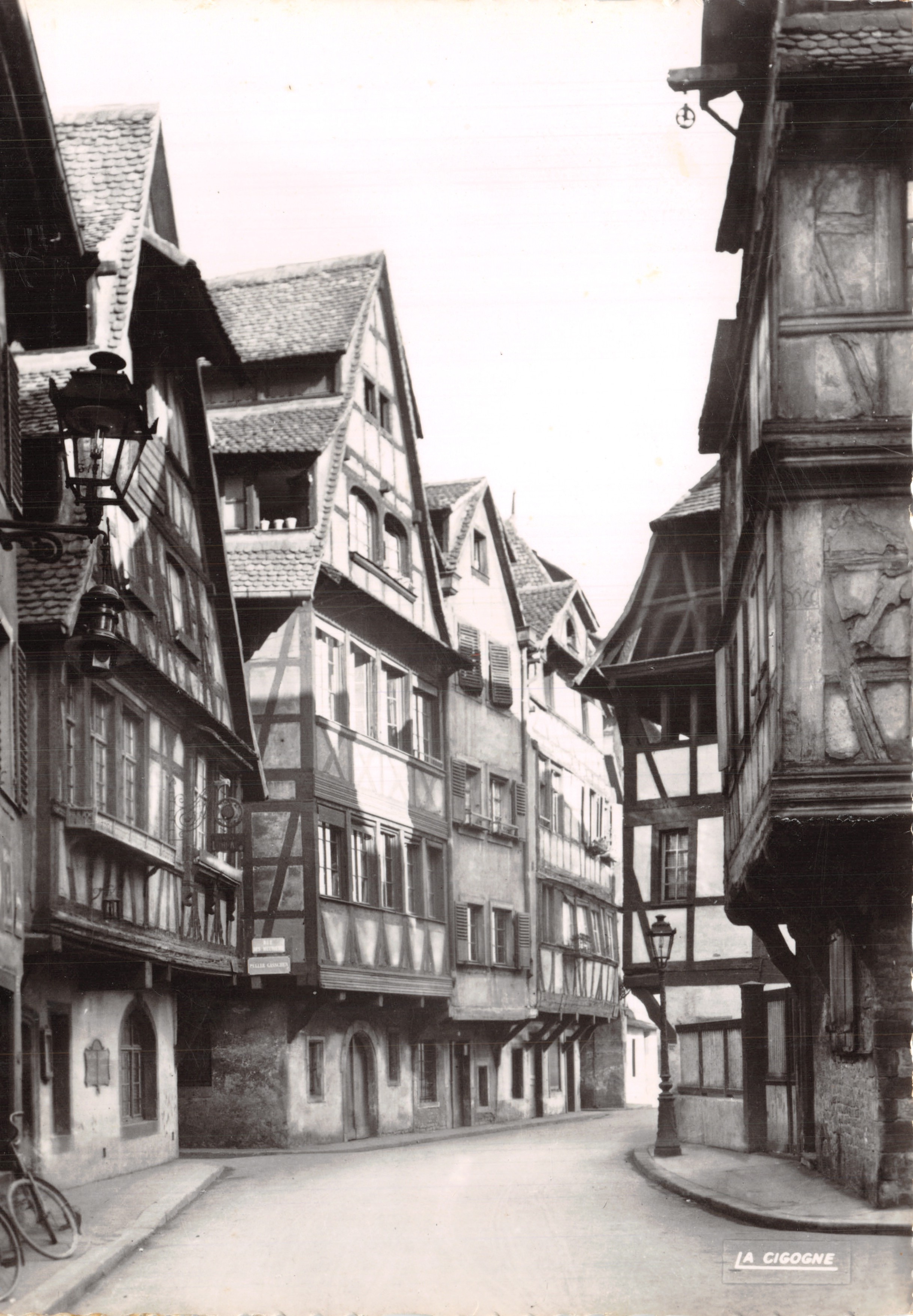 Strasbourg — rue étroite avec maisons à colombages — La Cigogne, éditeur