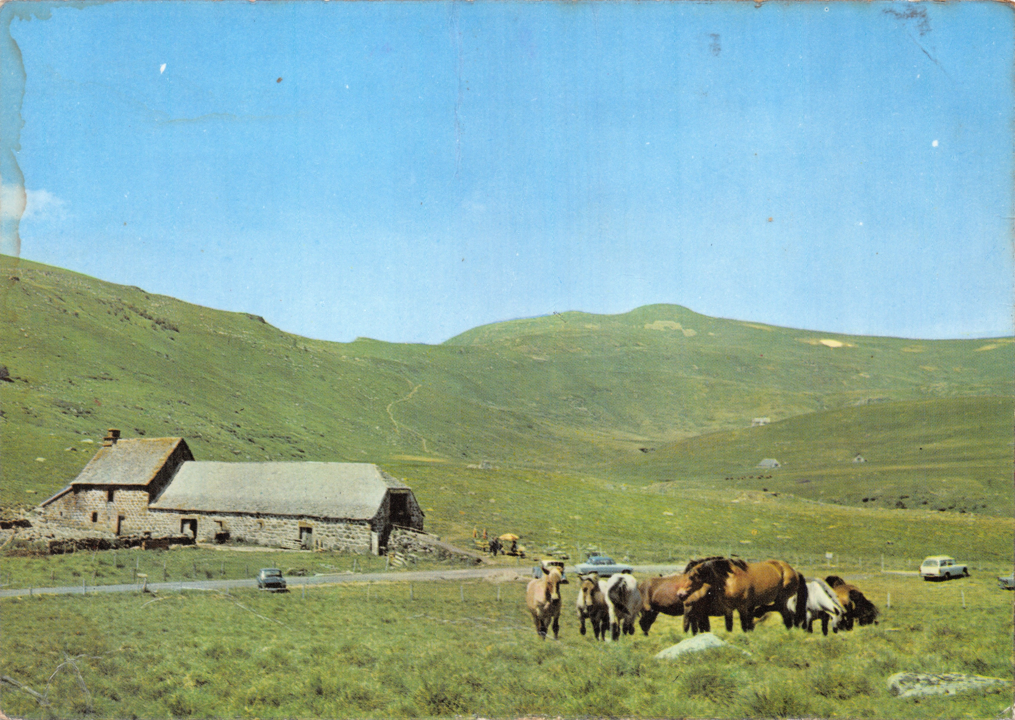 Paisaje montañoso — cabaña de piedra y rebaño de caballos — Éditions du Moulin, Sarrrouville