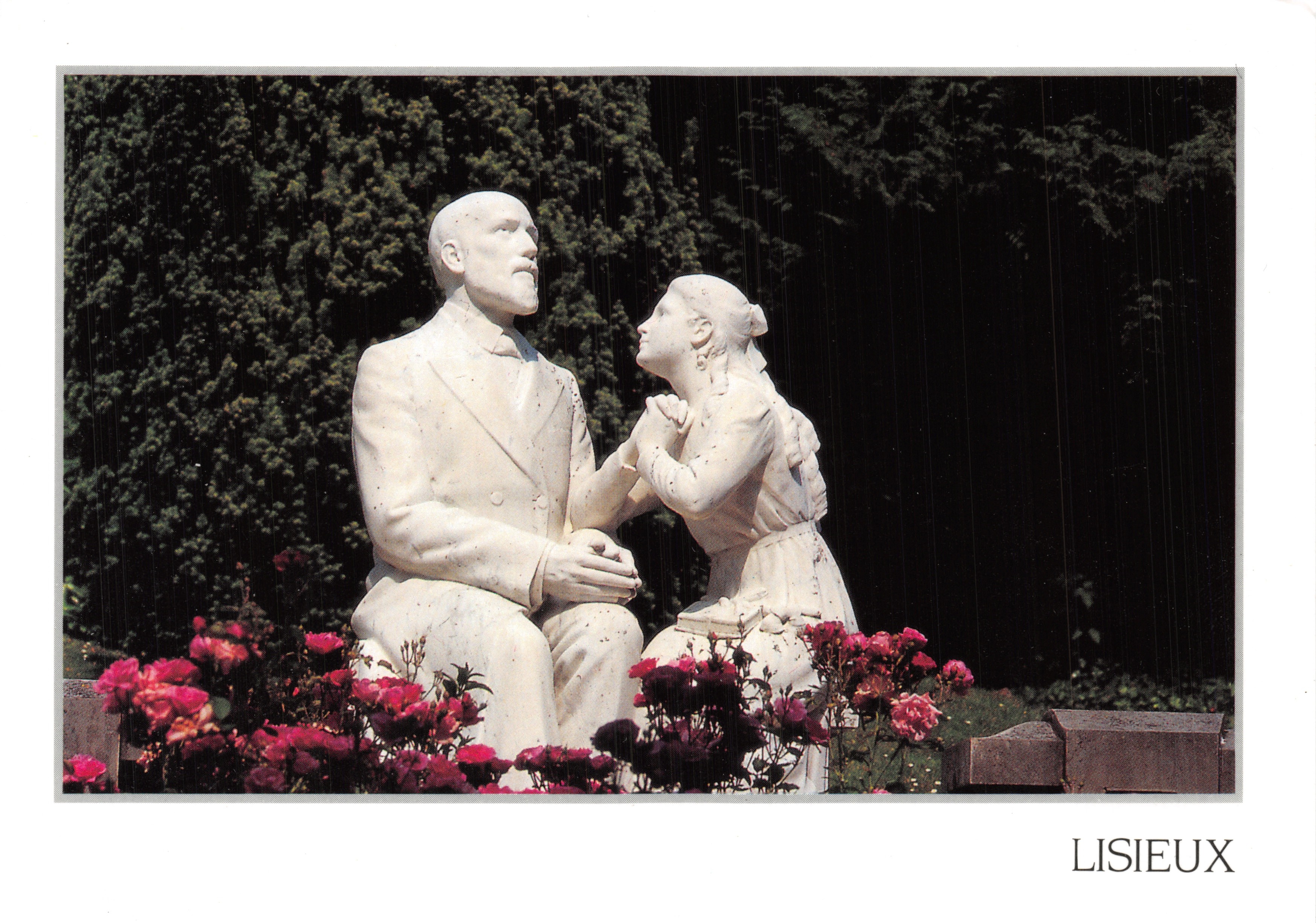 Thérèse y su padre — estatua de mármol en un jardín en Lisieux — Éditions Combier