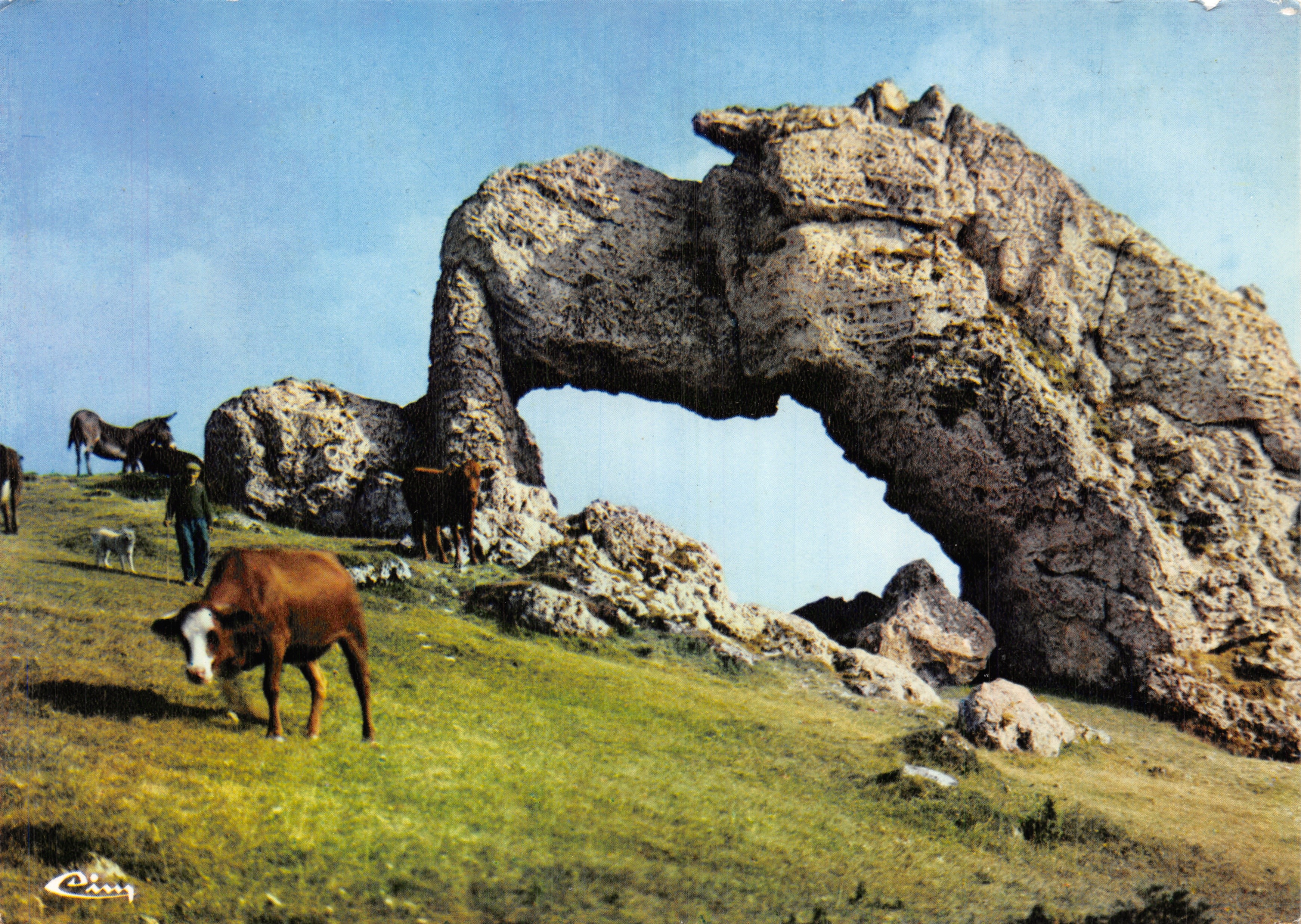 La Pierre Percée — arches naturelles en Dauphiné — éditeur Combière Imprimeur Mâcon, n° 37-000