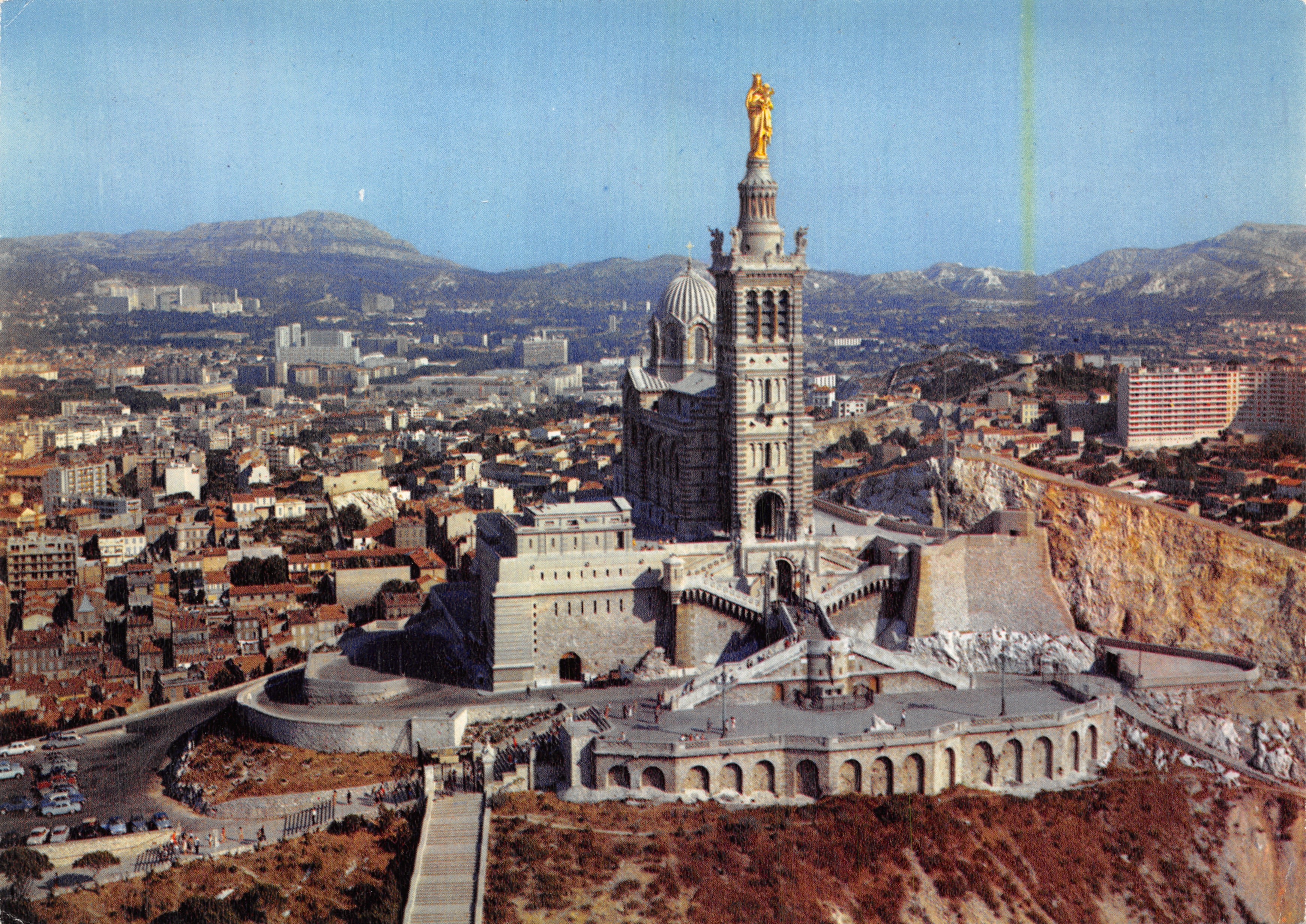 Vista aérea de la Basílica Notre-Dame-de-la-Garde dominando la ciudad — editions de france, n°1254