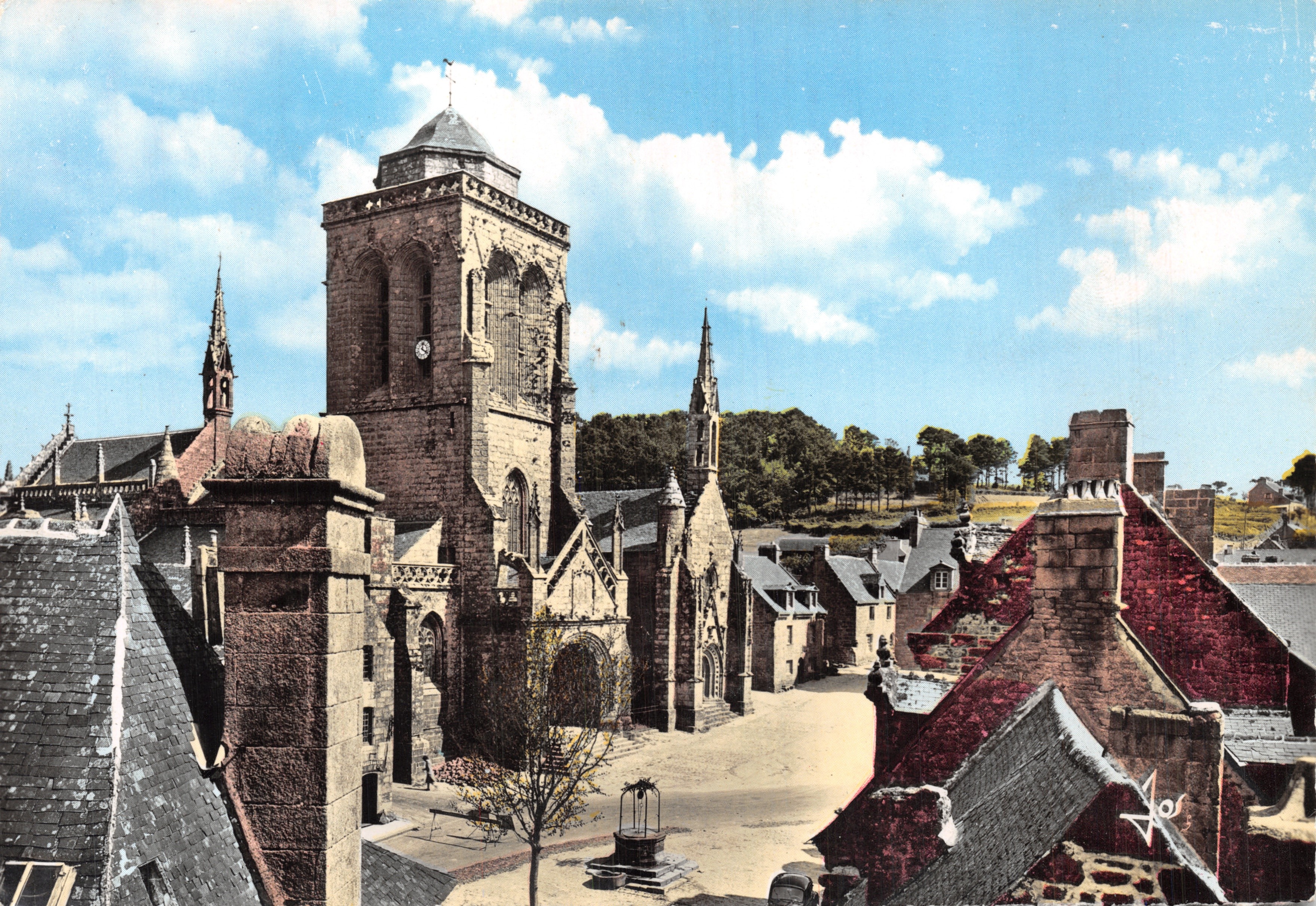 Locronan (Finistère) — Iglesia del siglo XV con su capilla y la plaza con el viejo pozo — Edition d'Art JOS