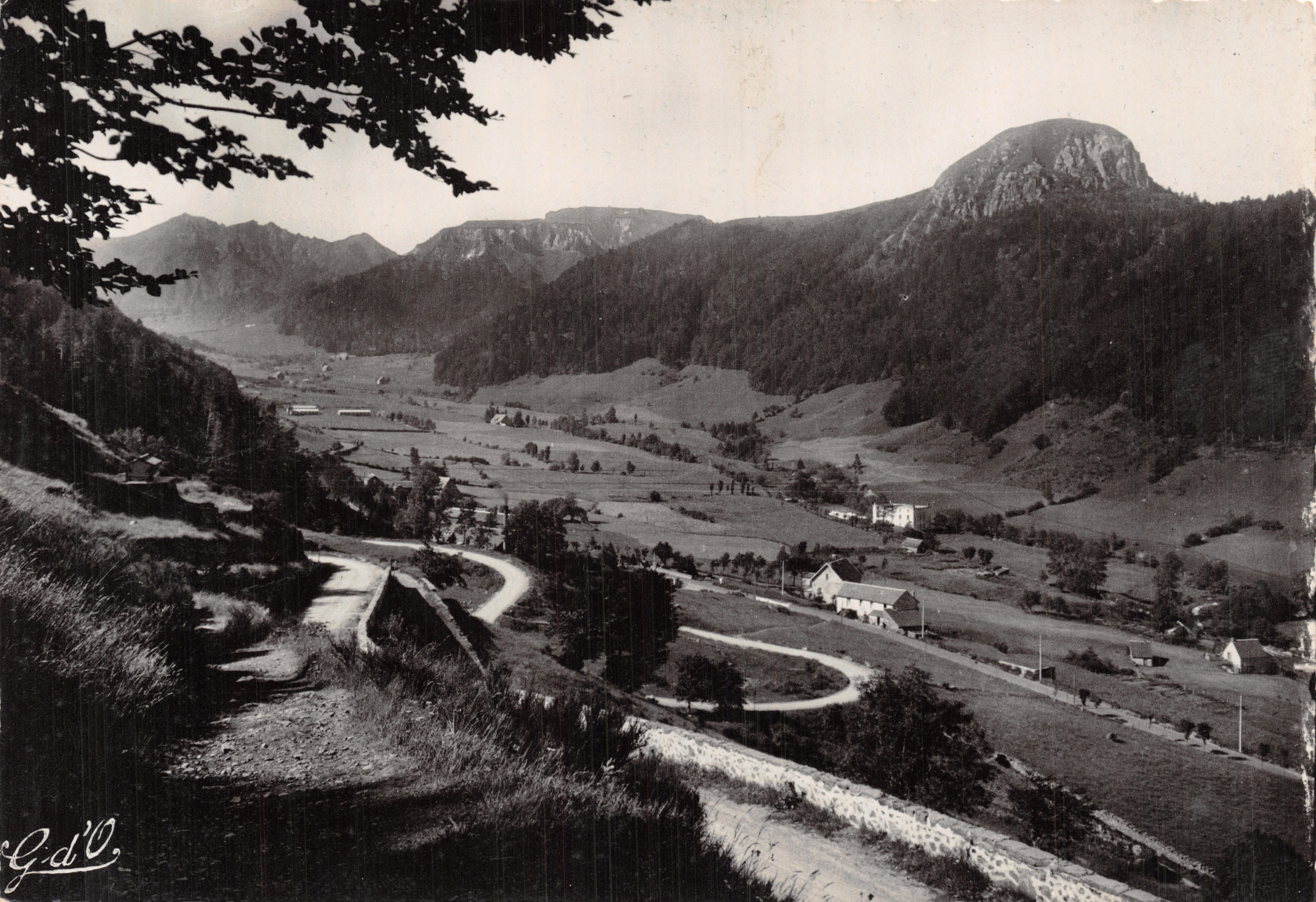 Valle del Sancy — vista panorámica con Mont-Dore y Capucin — G.d'O. — n°34