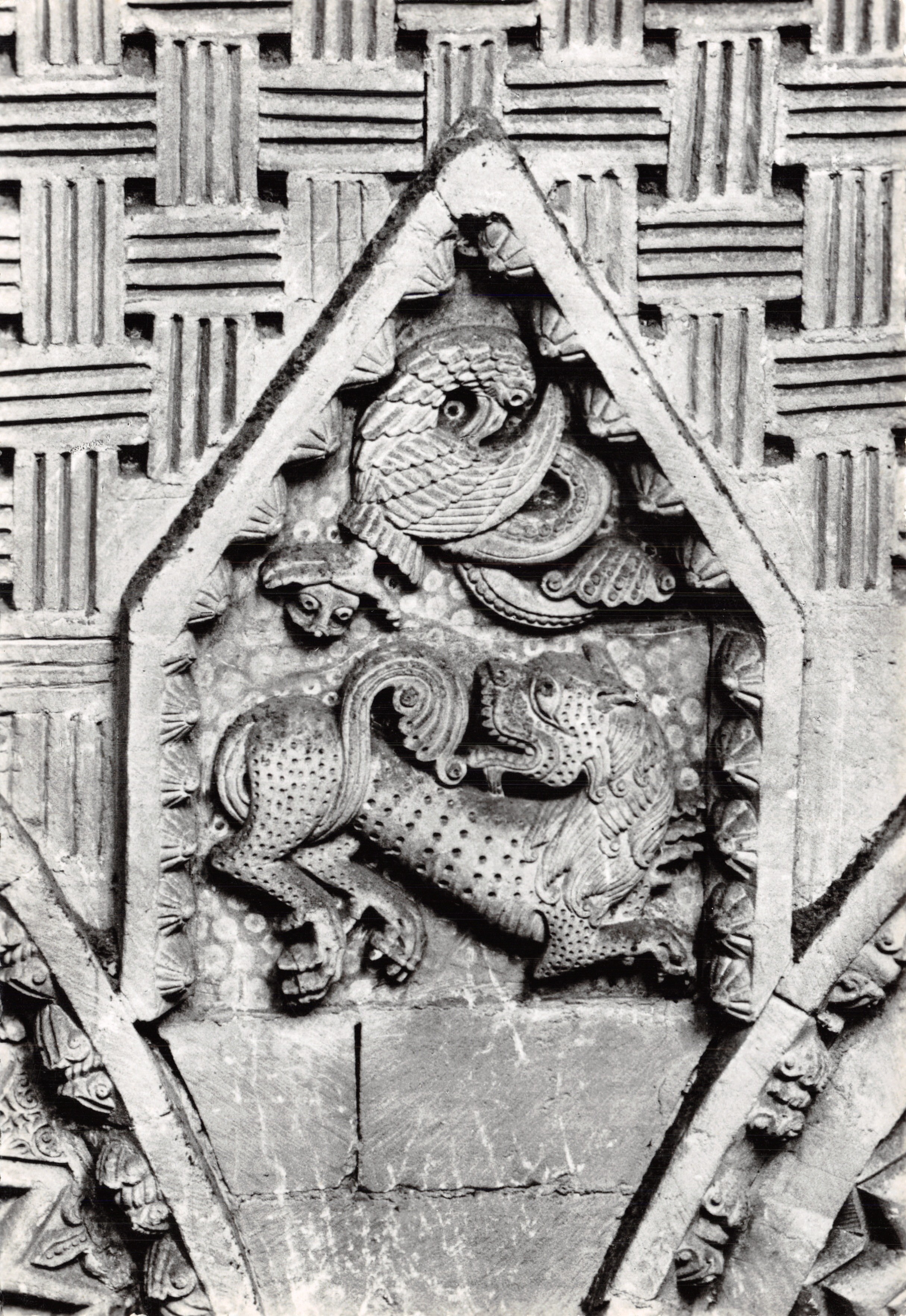 Détail du décor roman de la cathédrale — Lion prêt à bondir — Studio M. LE MONNIER - BAYEUX