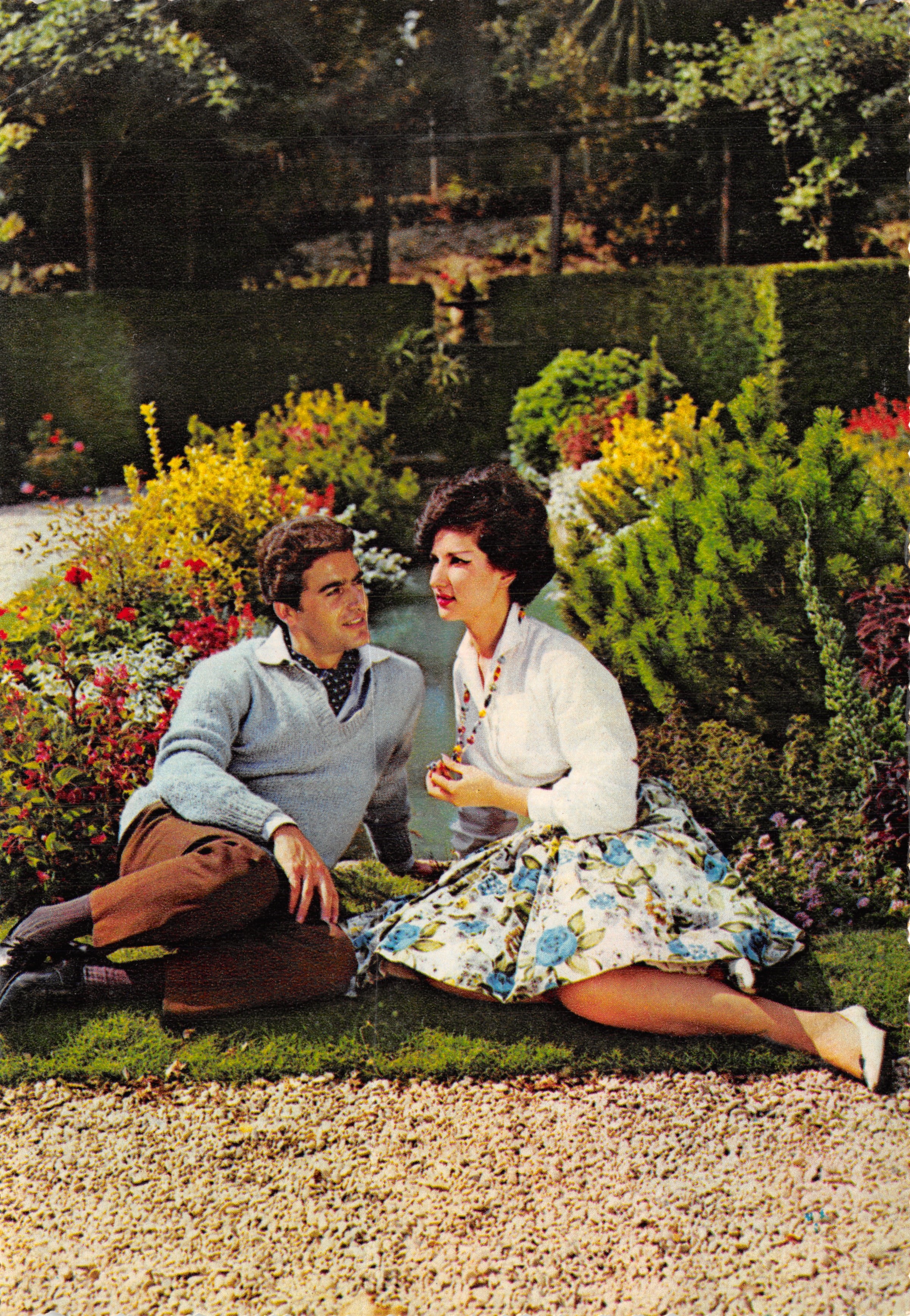 Couple en jardin — scène de jardin avec haies et fleurs — éditeur Becami, n°335