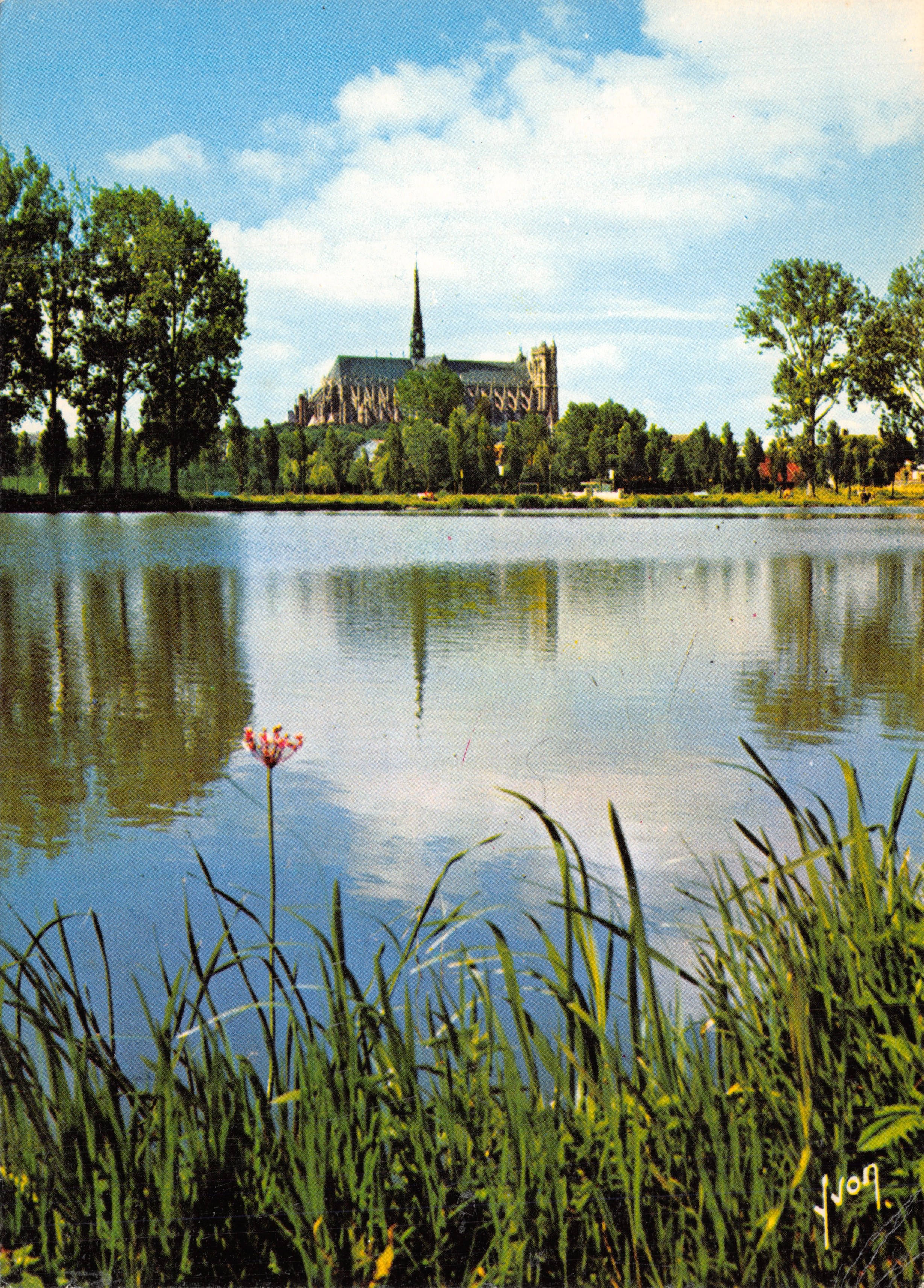 De Kathedraal van Amiens — uitzicht vanaf een meer met reflecties — Éditions d'Art / V. Bon