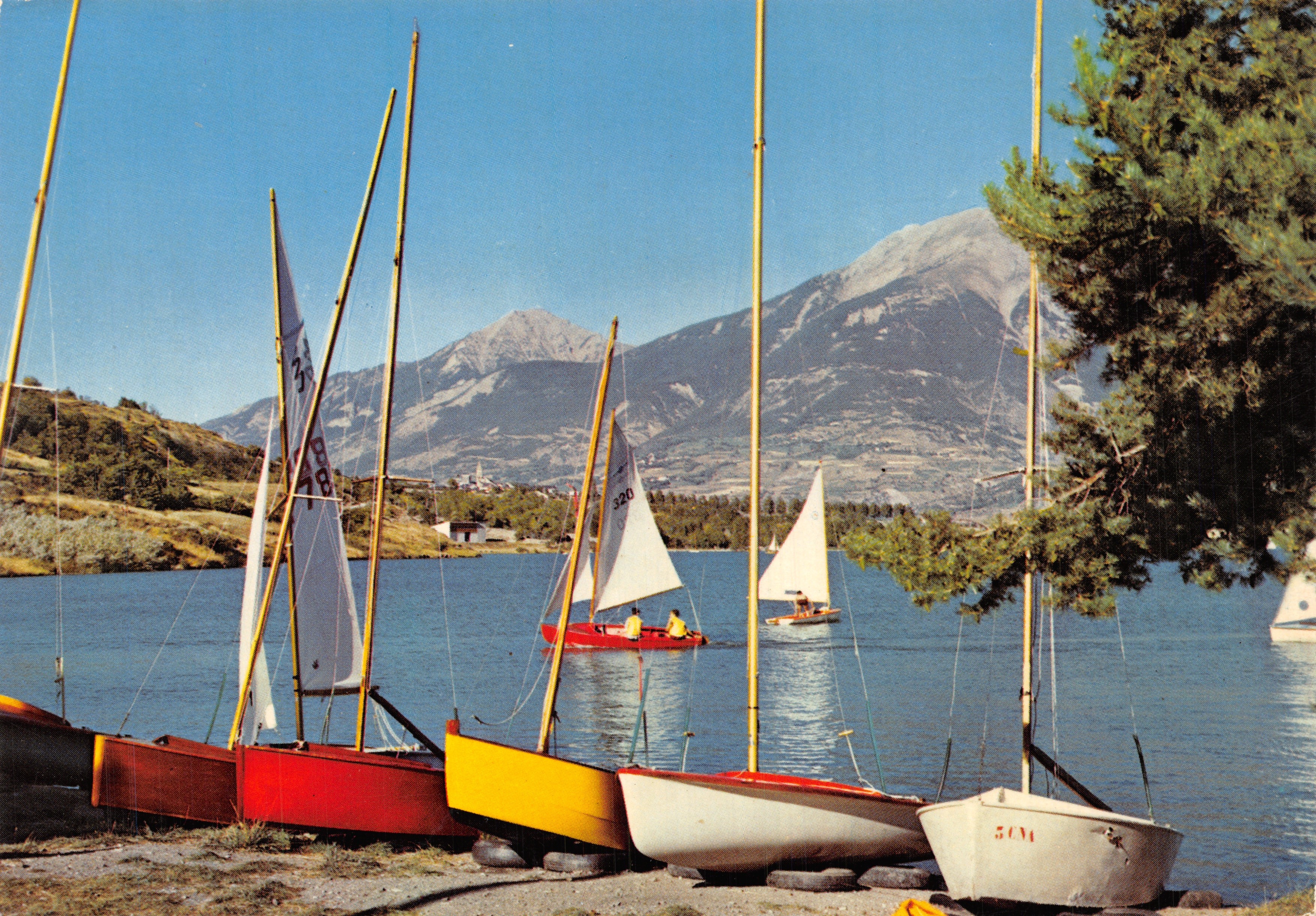 Embrun (05-Hautes-Alpes) — Het wateroppervlak en de basis van de zeilboten — Uitgaven Grenade