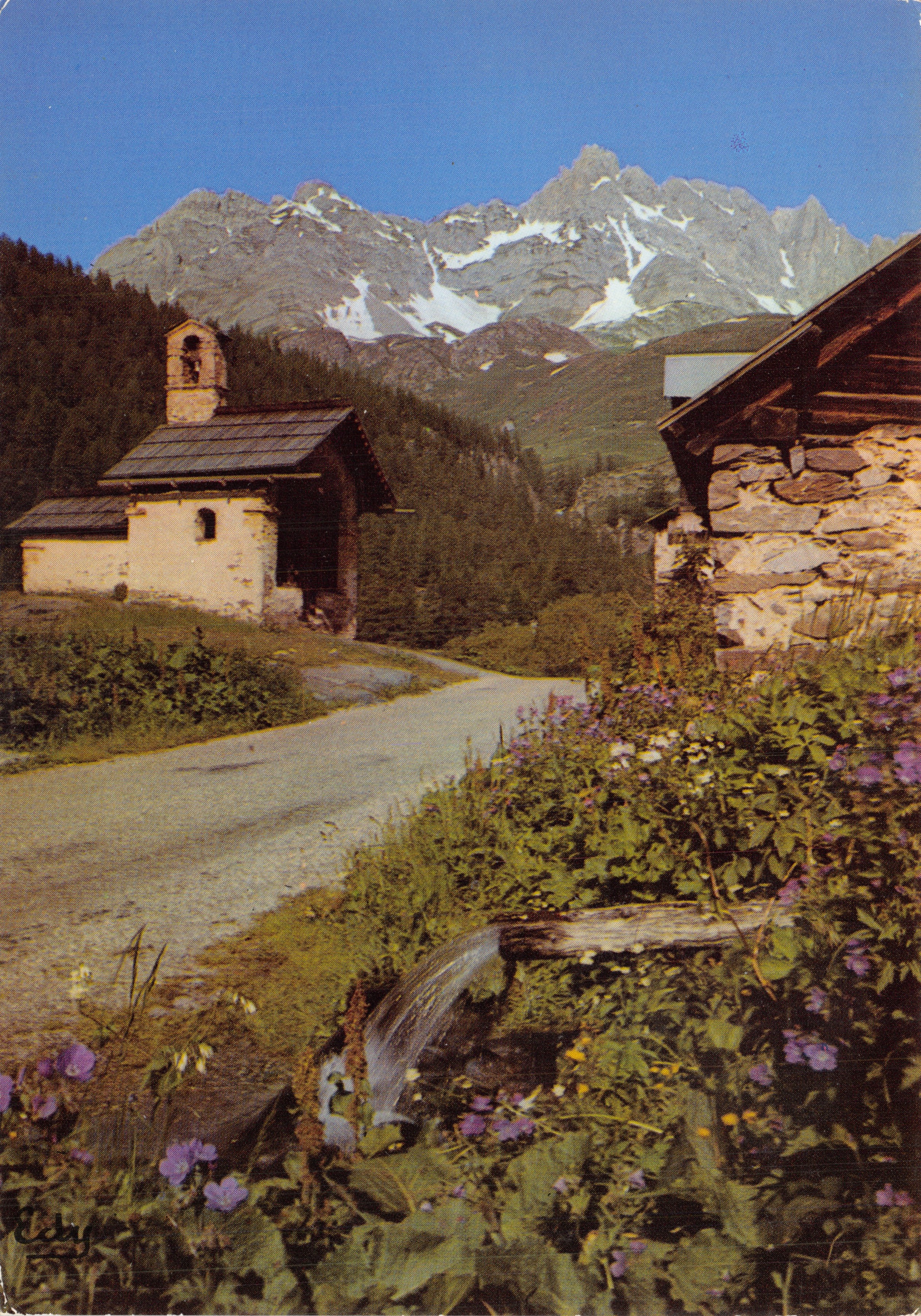 Capilla de Tinée — vista de verano con montañas en el fondo — Éditions EDY, 73000 Chambéry