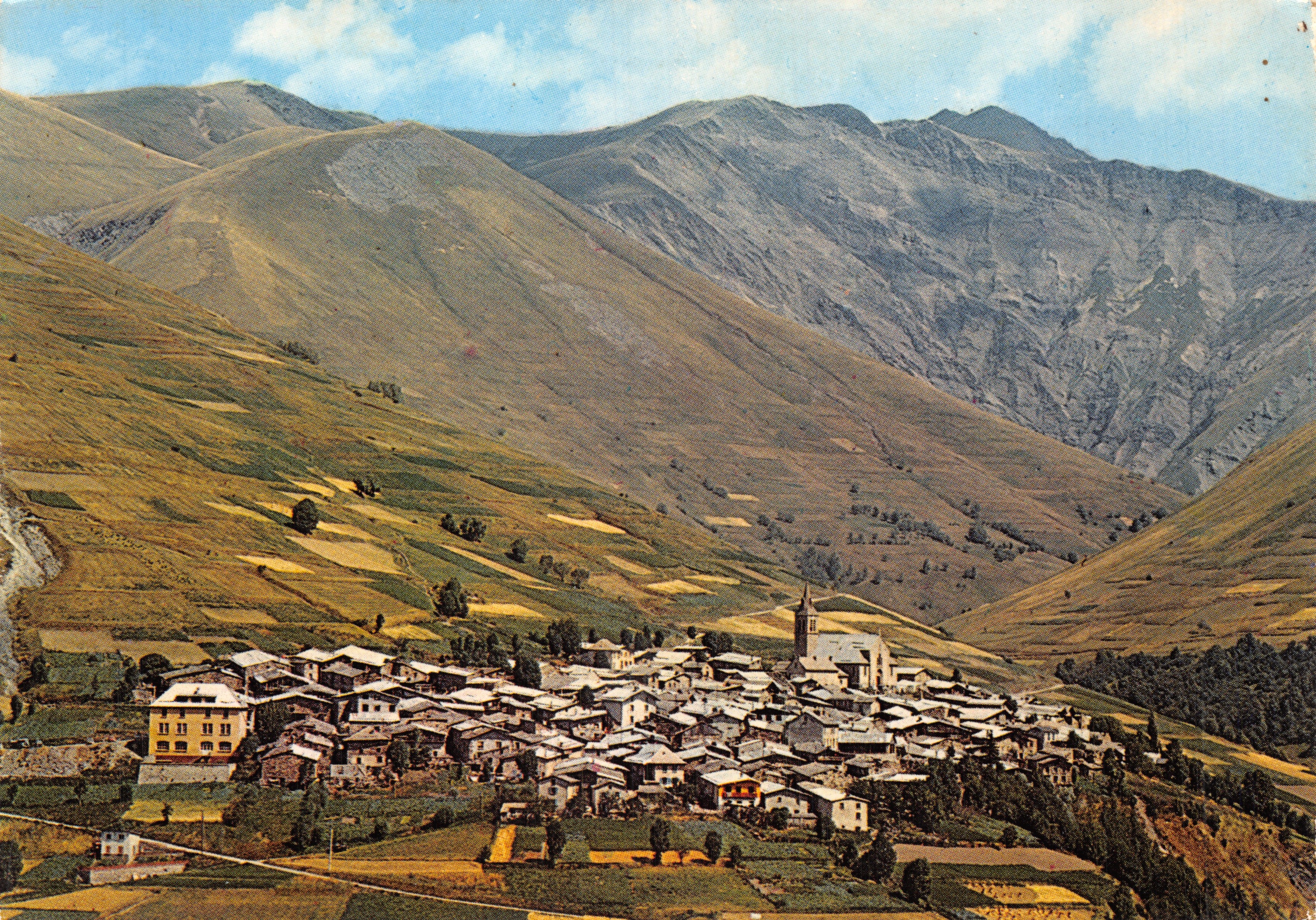 Besse-en-Oisans (Isère) — algemene weergave van het bergomringde dorp — Edities J. Cellard