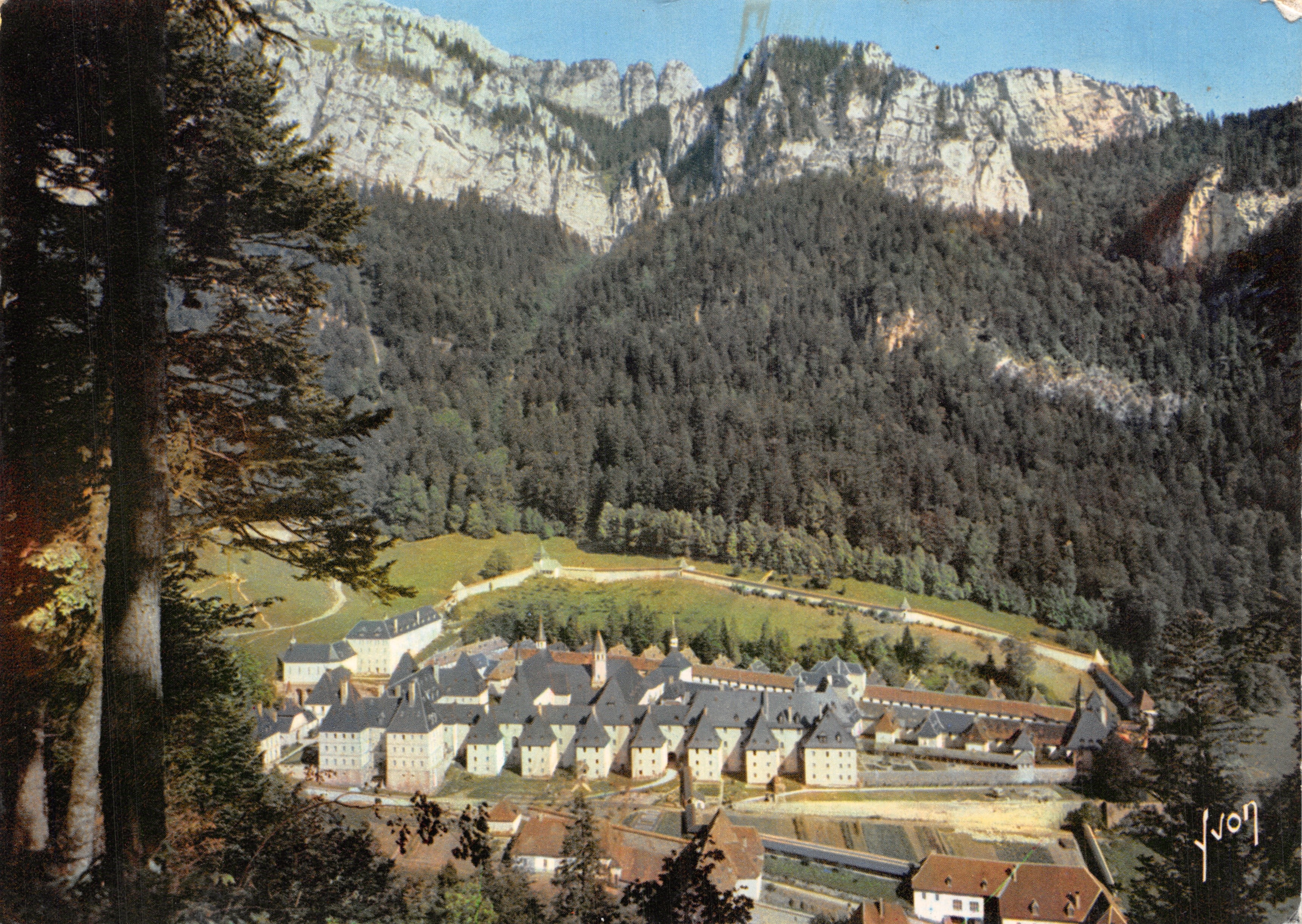 Monasterio de La Grande-Chartreuse — vista panorámica con el Grand Som (2033 m) — Ediciones de arte de S.P.A.D.E.M. — Procedimiento 301 Draeger, Imp.