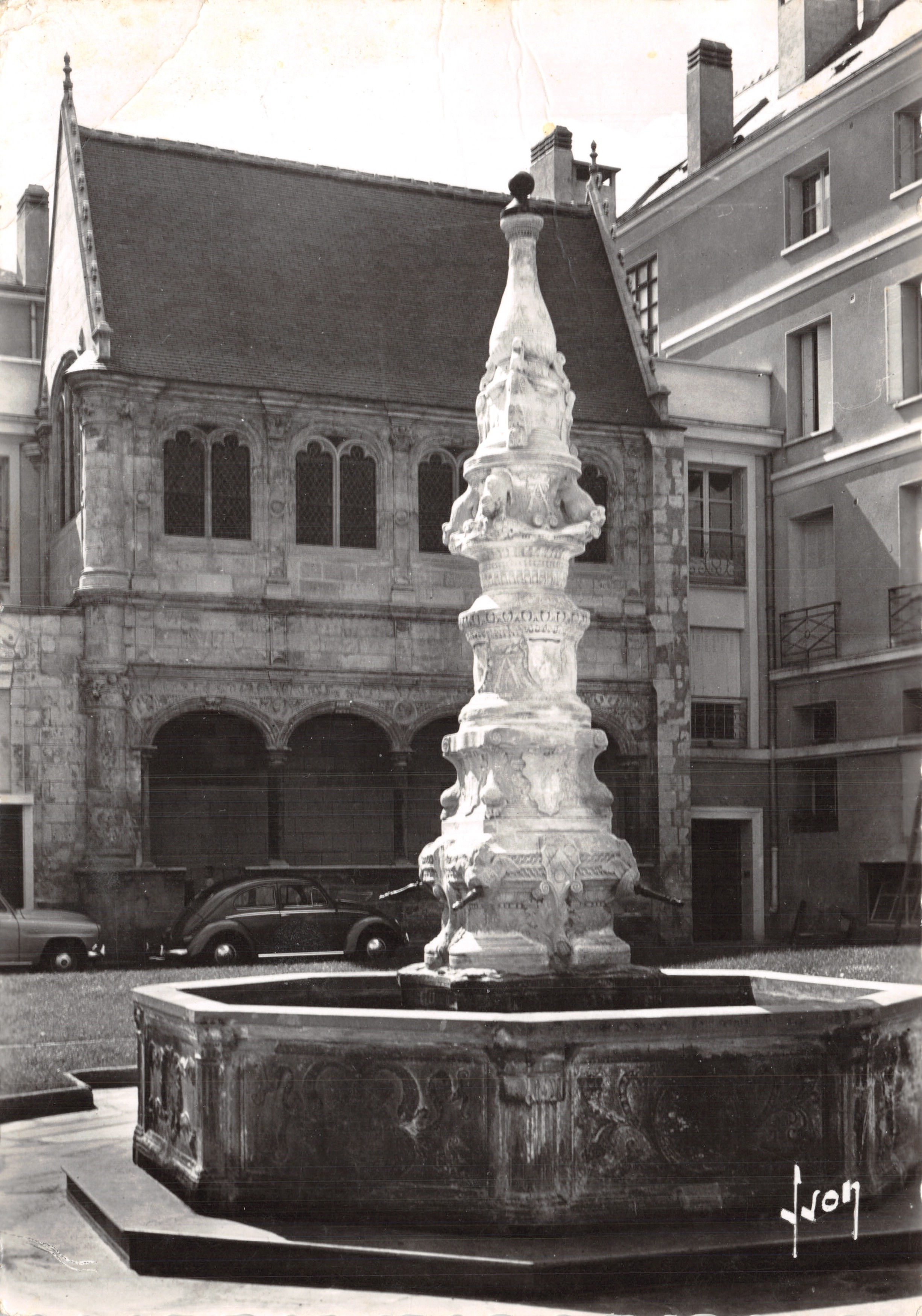 Fontaine de Beaune — Tours (Indre-et-Loire) — Les Éditions d'Art Française, n° I.B. 2995