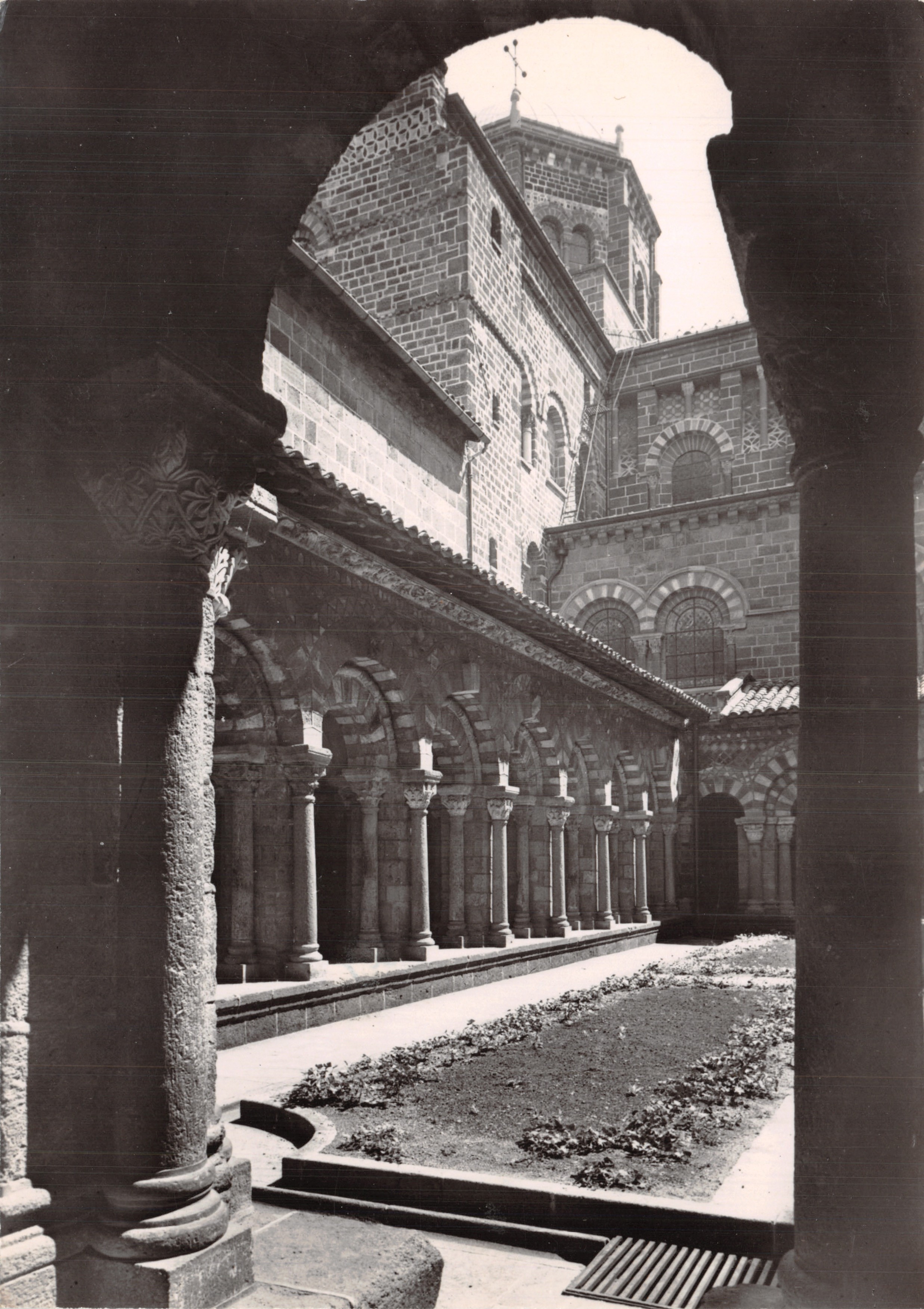Rosières — Patio interior de la catedral — Editor: LE CLOÎTRE DE LA CATHÉDRALE (siglo XII)