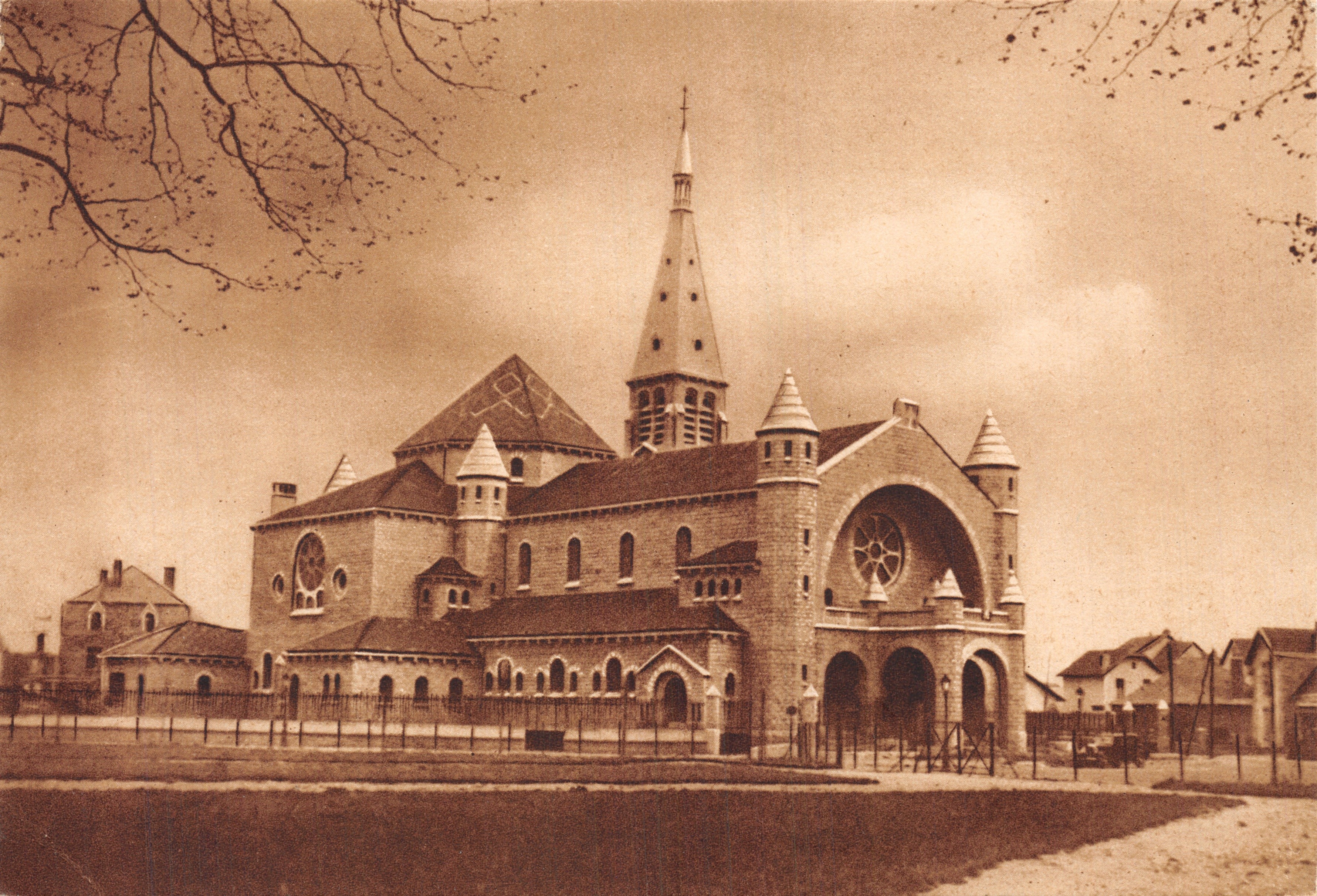 Dijon - Diocesane Heilige Hartkerk — uitzicht vanaf het noordoosten — Foto Baroux, Dijon