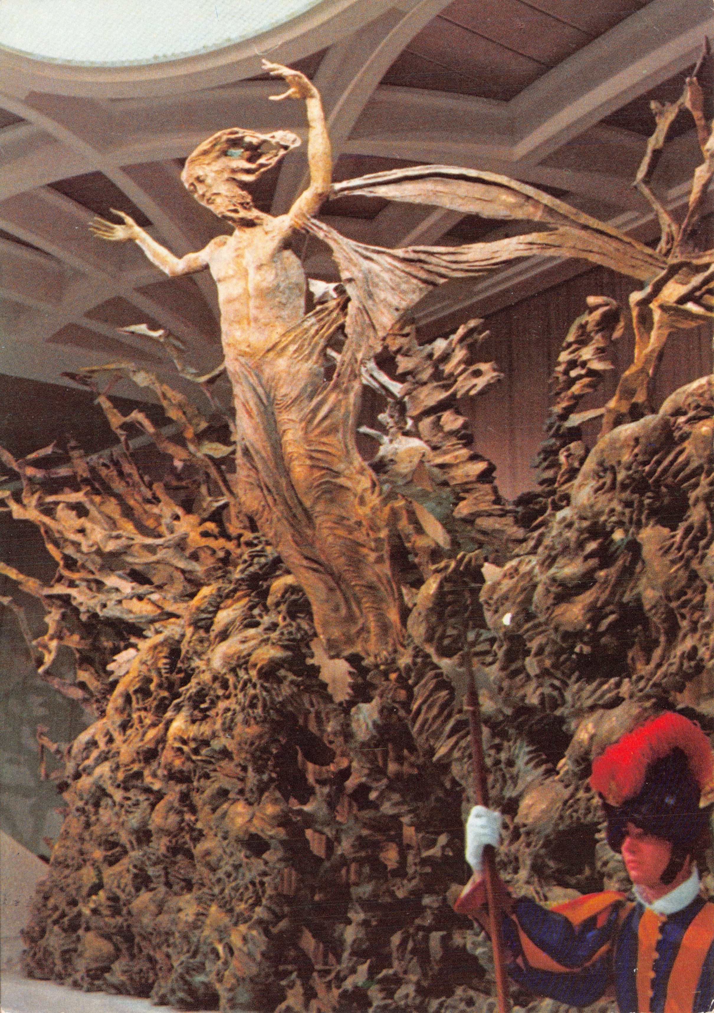 Raum des Auferstandenen Christus — monumentale Skulptur mit Vatikan-Wächter an der Eingangstür — Verlag PLURIGRAF - Narni - Terni, Nr. 59