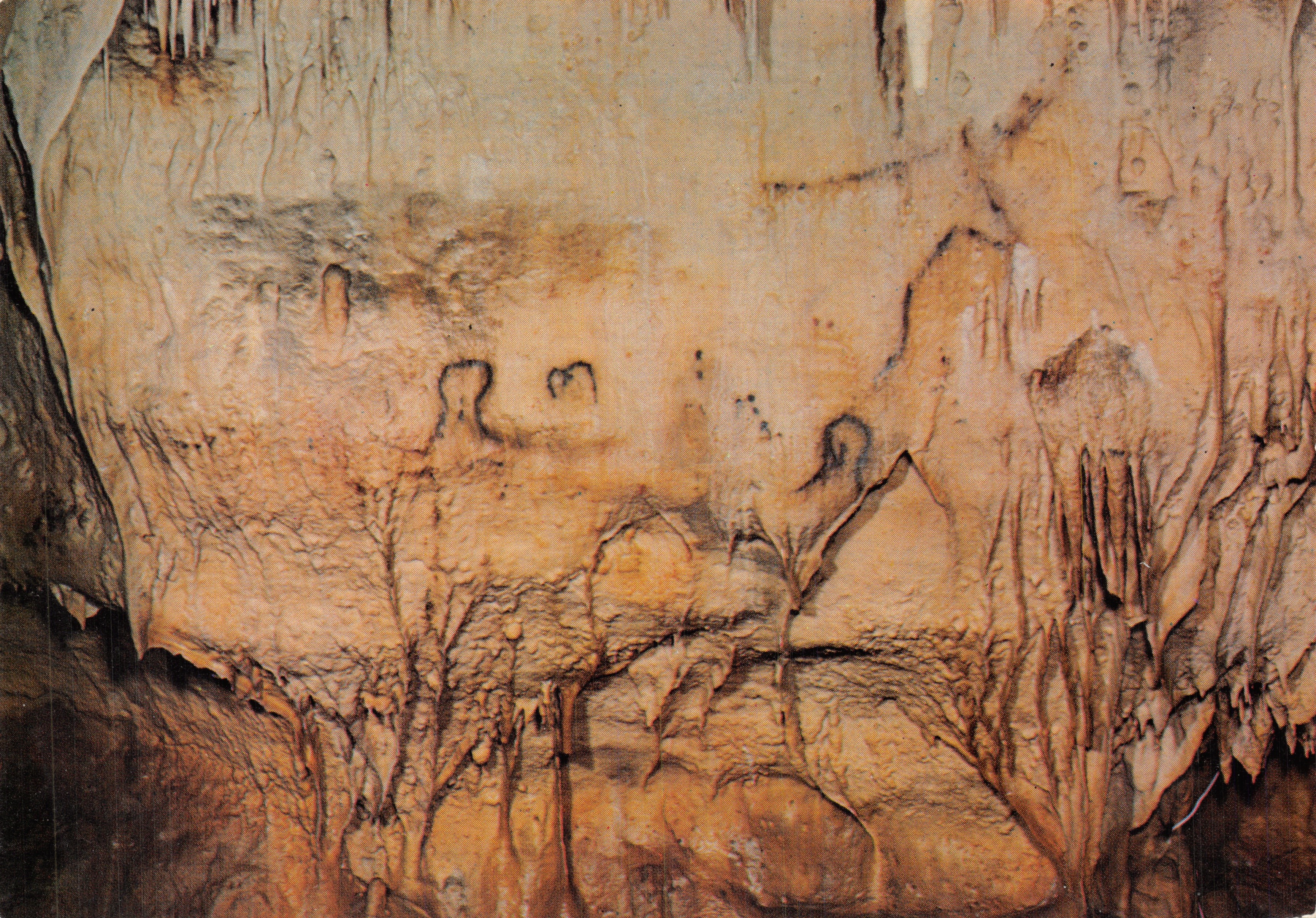 Grottes préhistoriques de Cougnac — figures humaines et loups — édition GED