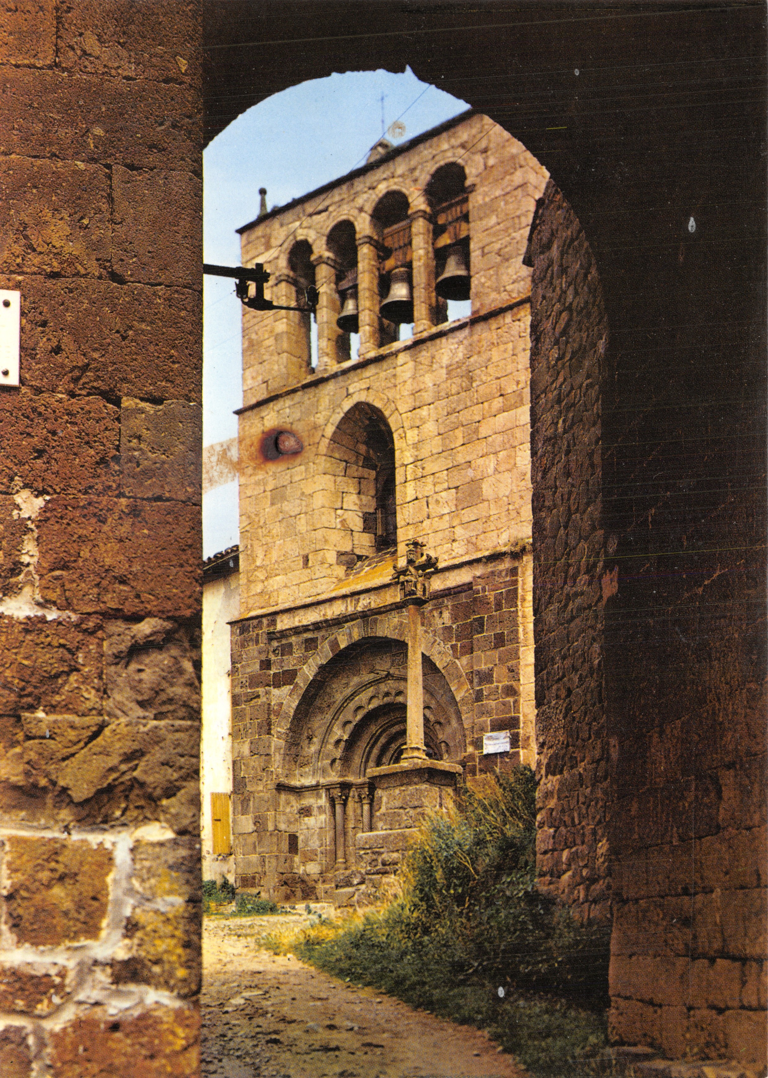 Arlempdes (Haute-Loire) — Vista de la fachada de la iglesia a través del portal del siglo XIX — Imprimerie Combier, Mâcon