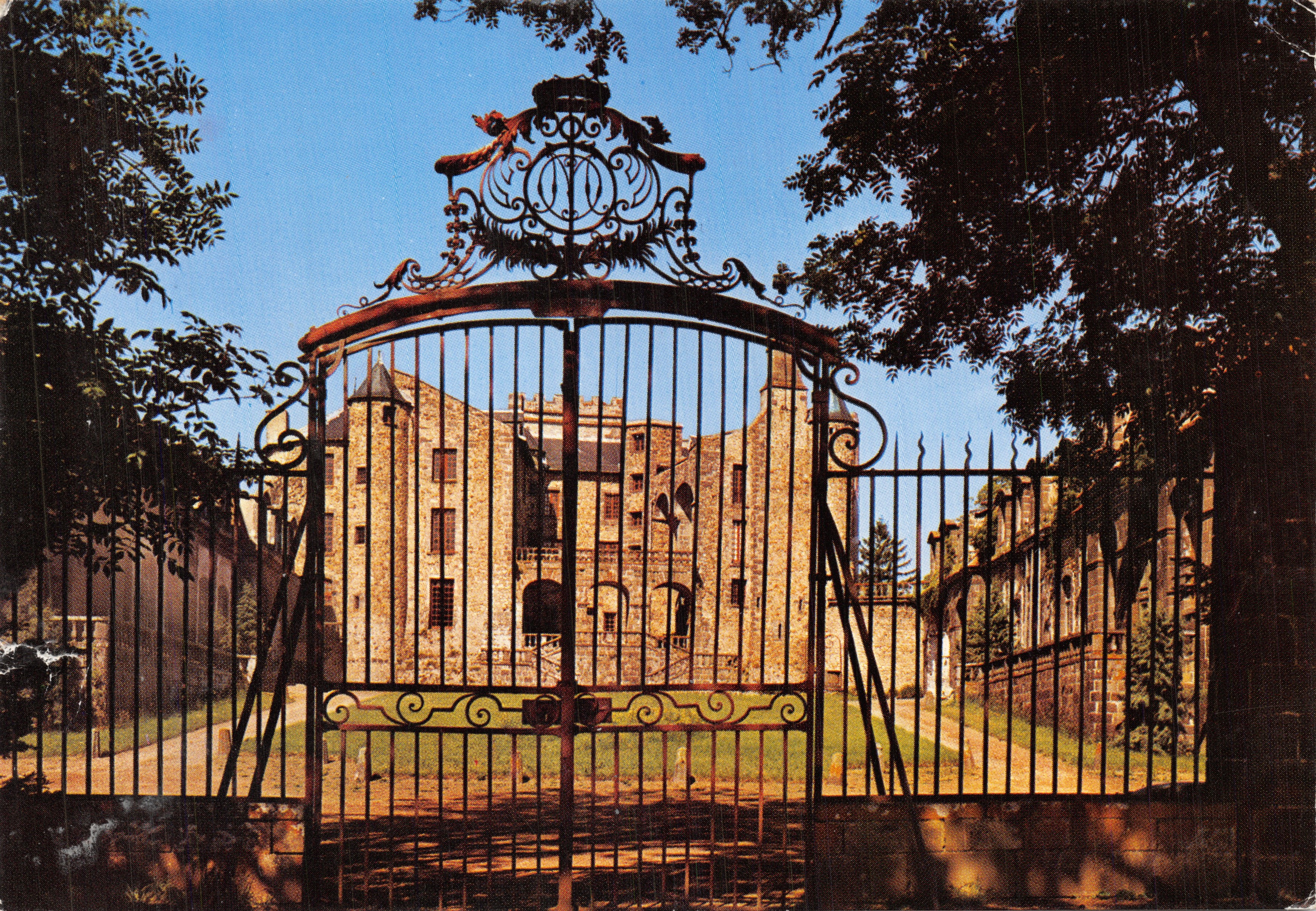 Le Château de Chazéron — vue à travers un portail en fer forgé — Éditions du LYS, Clermont-Ferrand, n° A211 bis