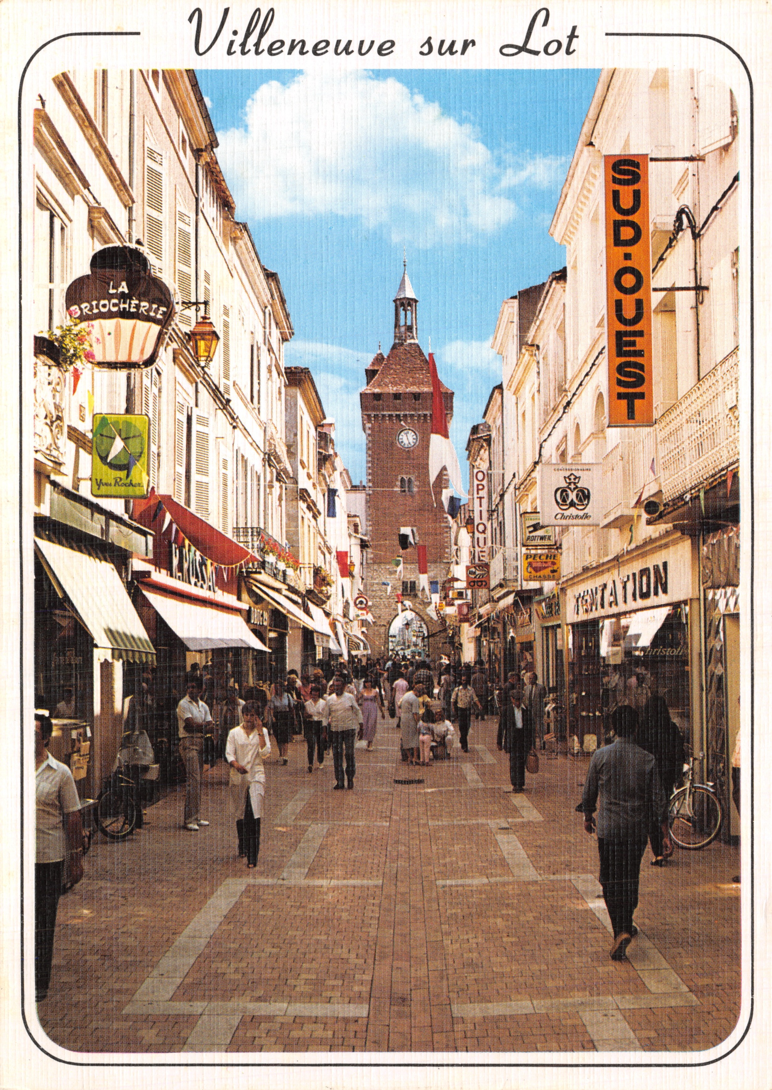 Villeneuve sur Lot — rue piétonne vers la Tour de Paris — éditeur SUD-OUEST