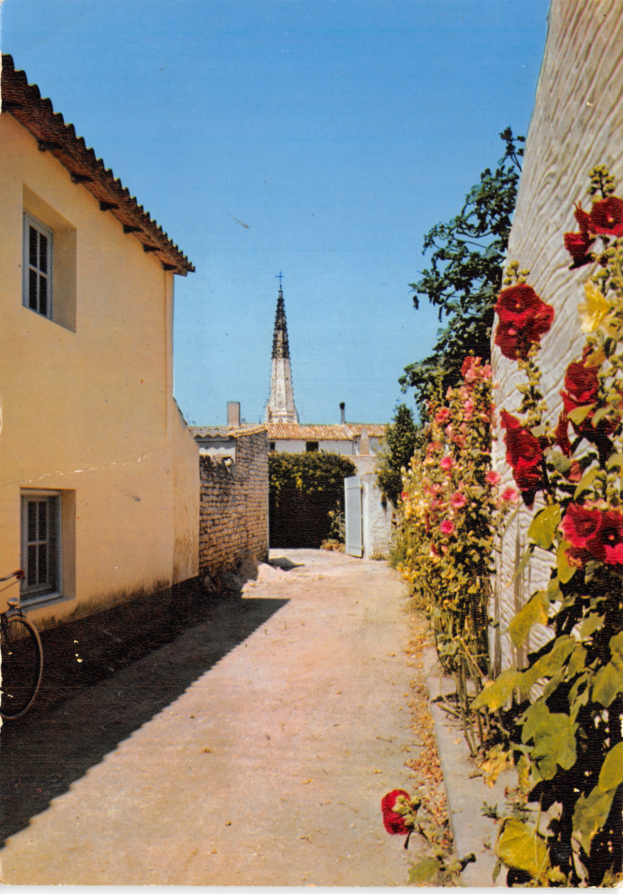 Una calle floreada — Vista de la iglesia — Editor Combier (Macon)