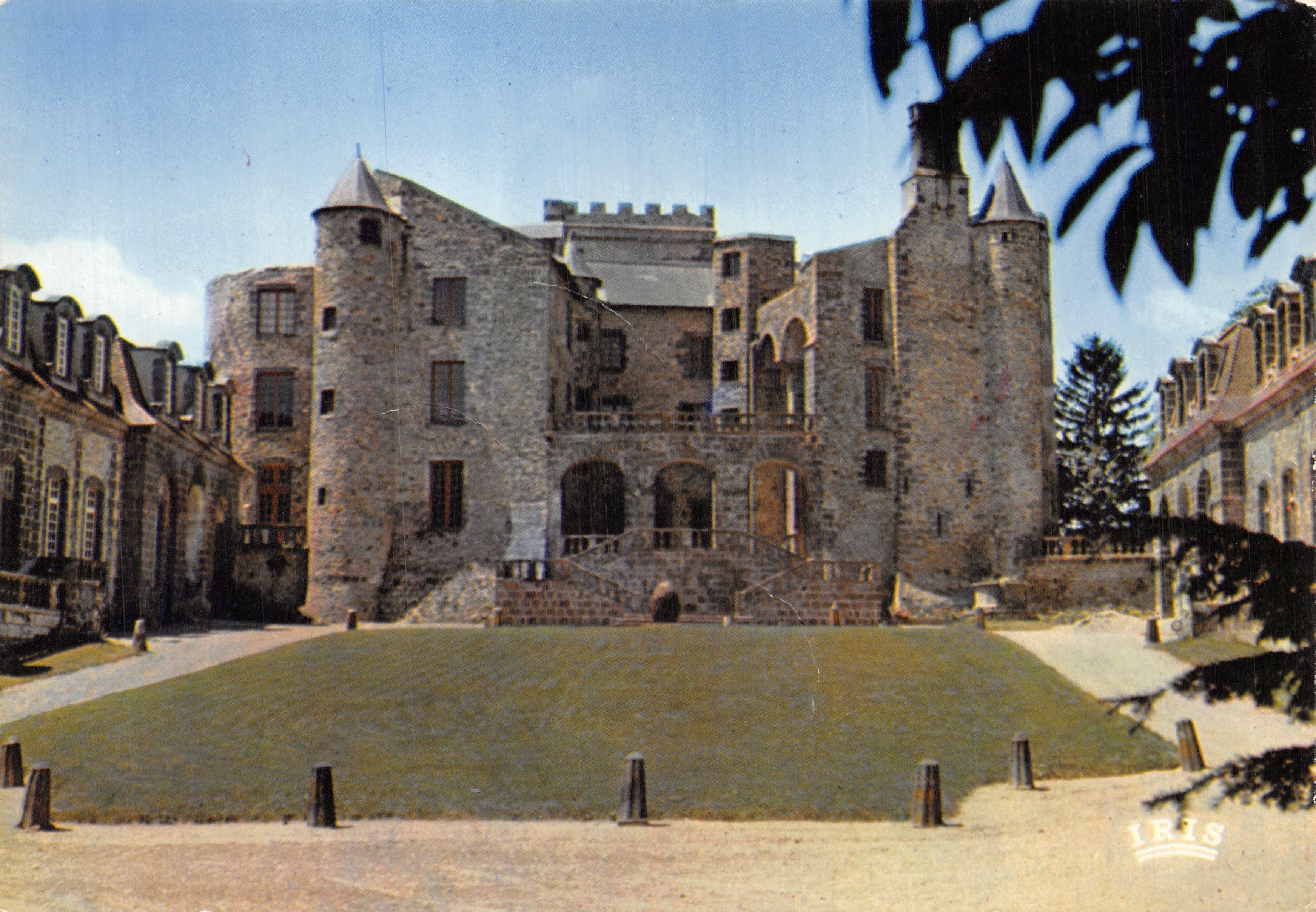 Château de Chazeron — algemene uitzicht — uitgever IRIS