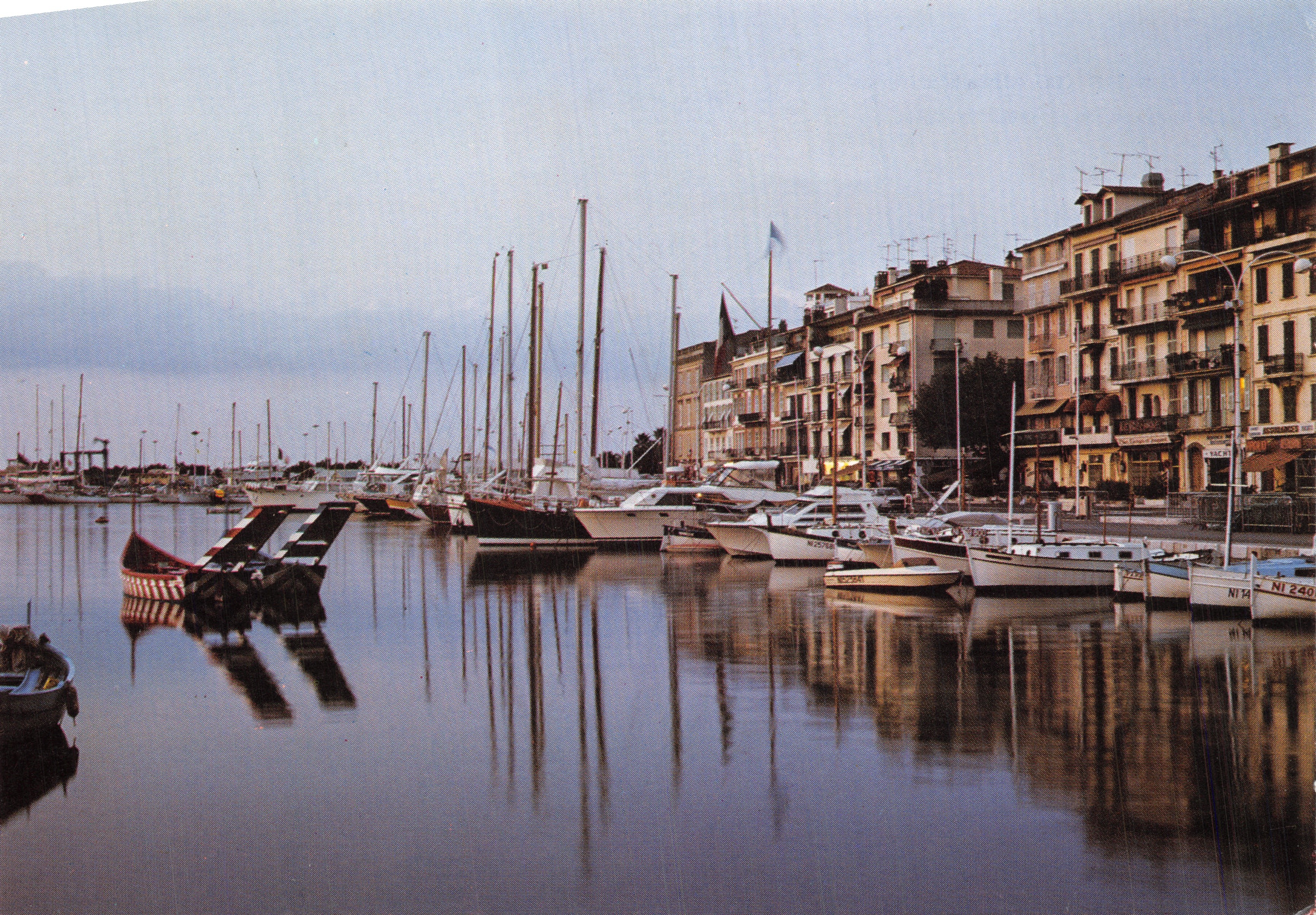 Cannes — Le vieux Port au lever du jour — Éditions Eric Le Bouliller
