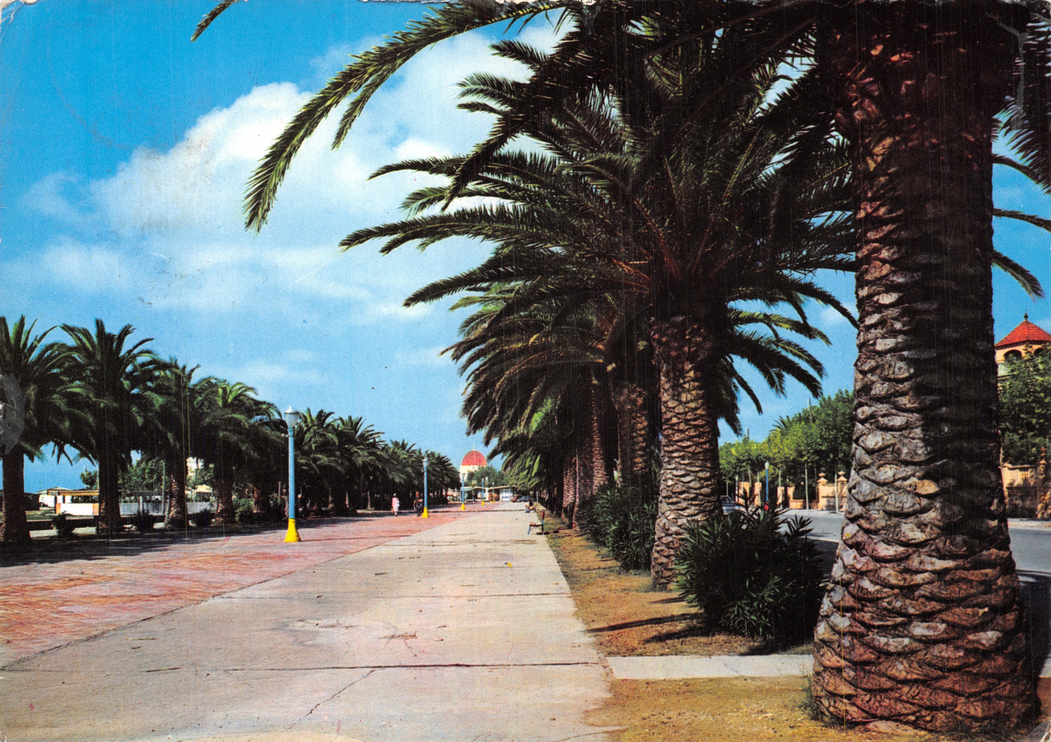 Salou (Tarragone) — Paseo de Jaime el Conquistador con palmeras y vista al mar — editor BEASCOA