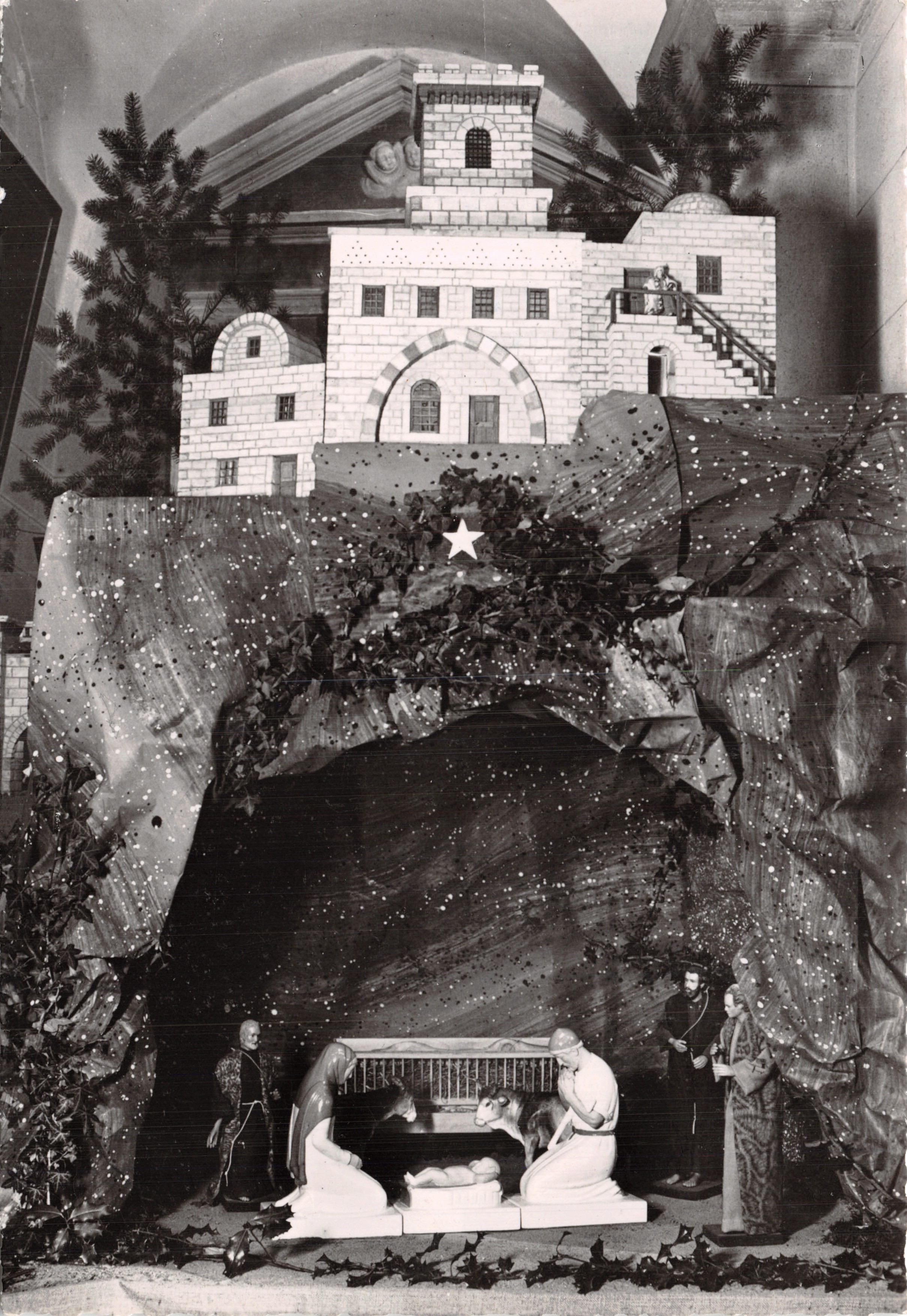 Crèche de Lachassagne — scène de la Nativité avec la Tour de David — Photo R. Moisy