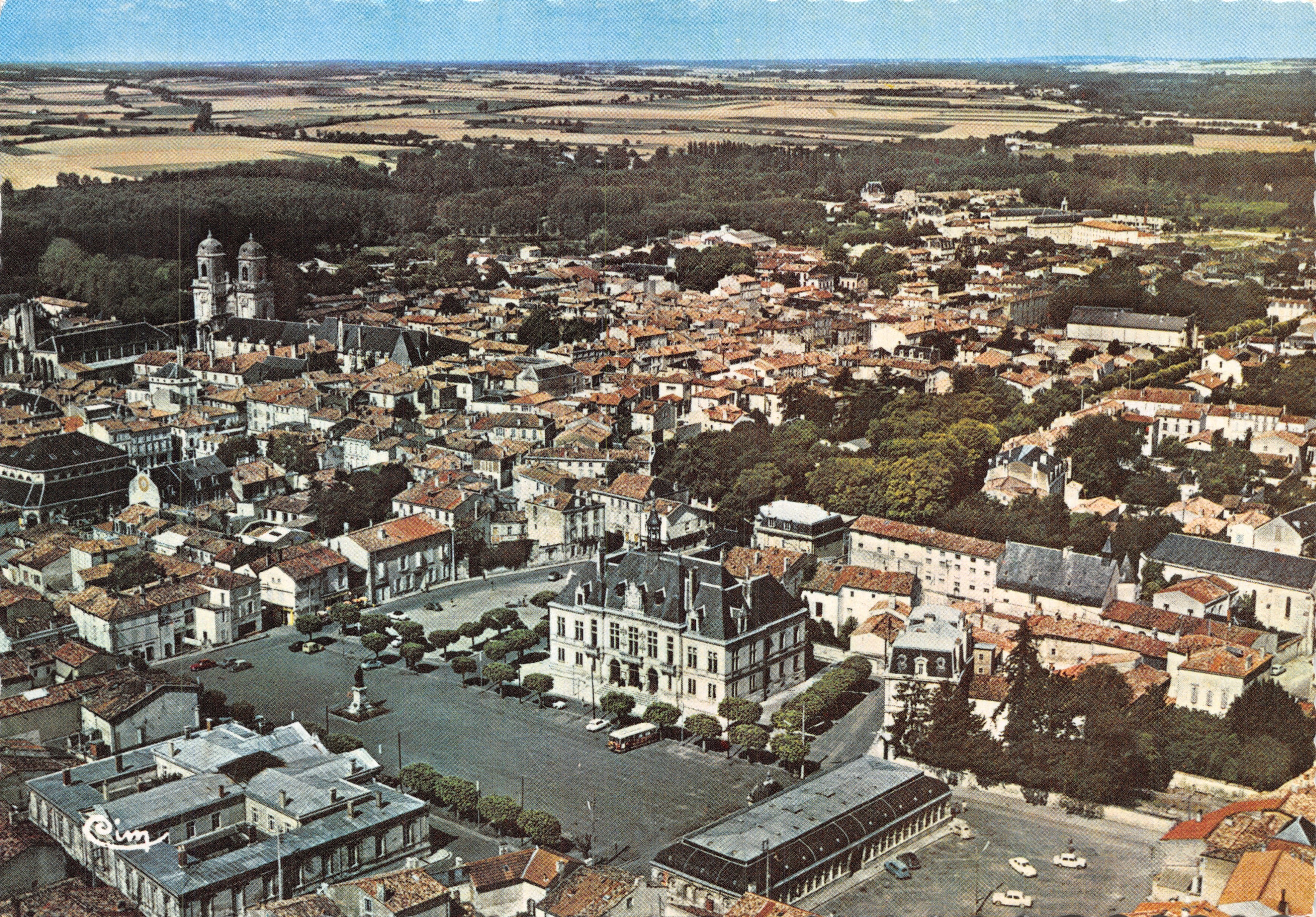 Saint-Jean-d'Angély — luchfoto van de Place de l'Hôtel-de-Ville en het omringende landschap — uitgever CIM