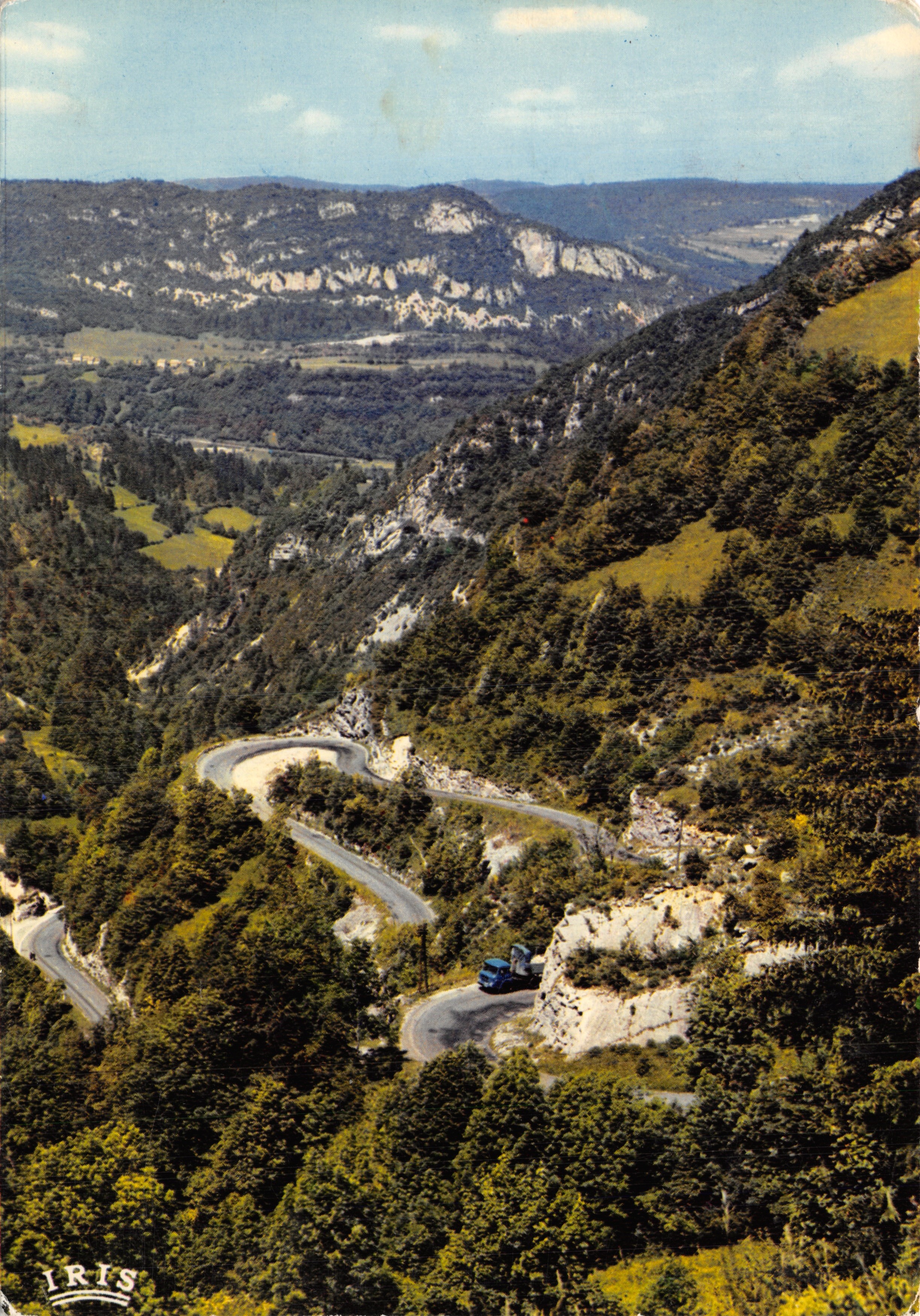 Les lacets de Septmoncel — vue panoramique des montagnes et route sinueuse — éditeur IRIS