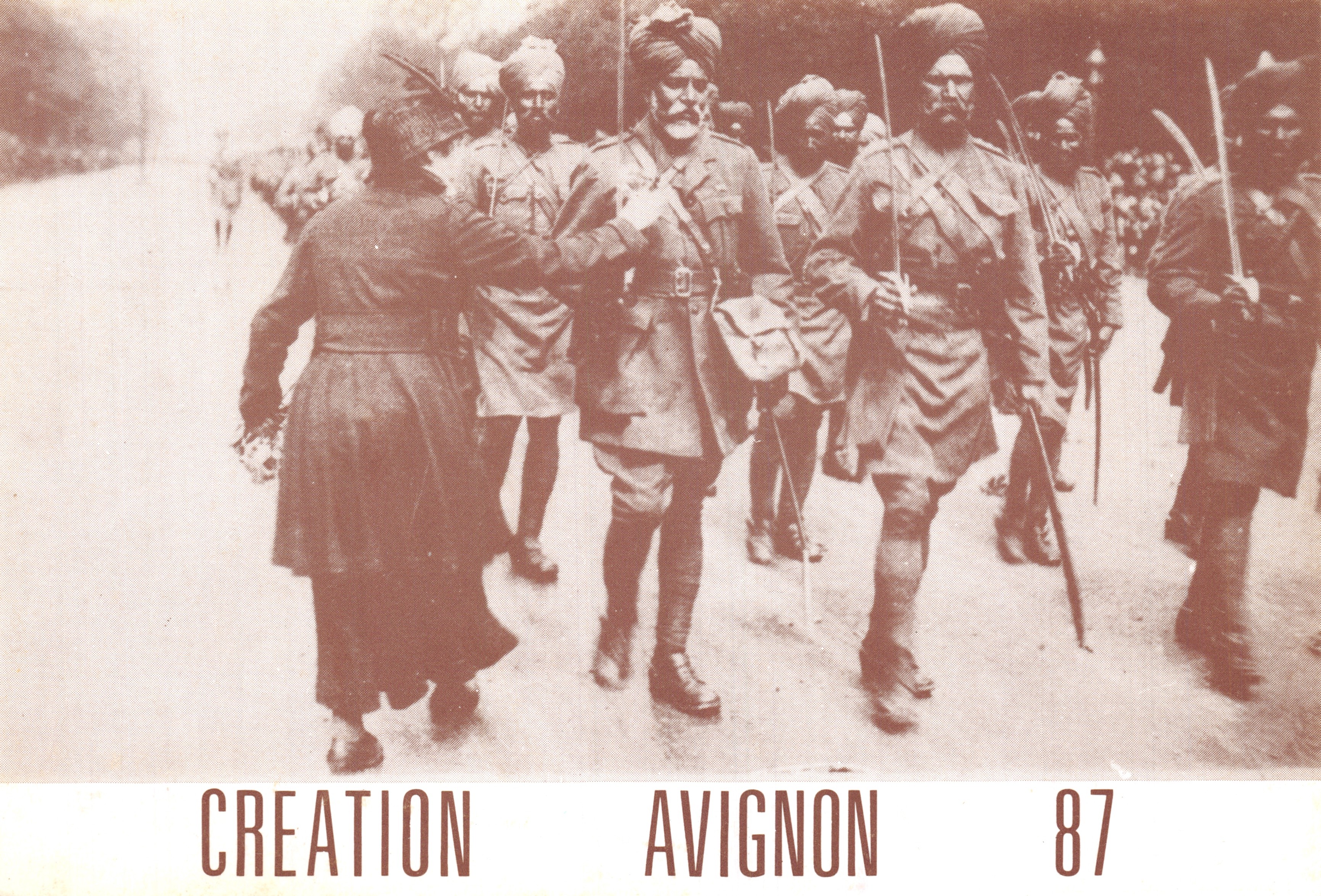 Soldats indiens en uniforme — scène de parade — éditeur CREATION AVIGNON 87