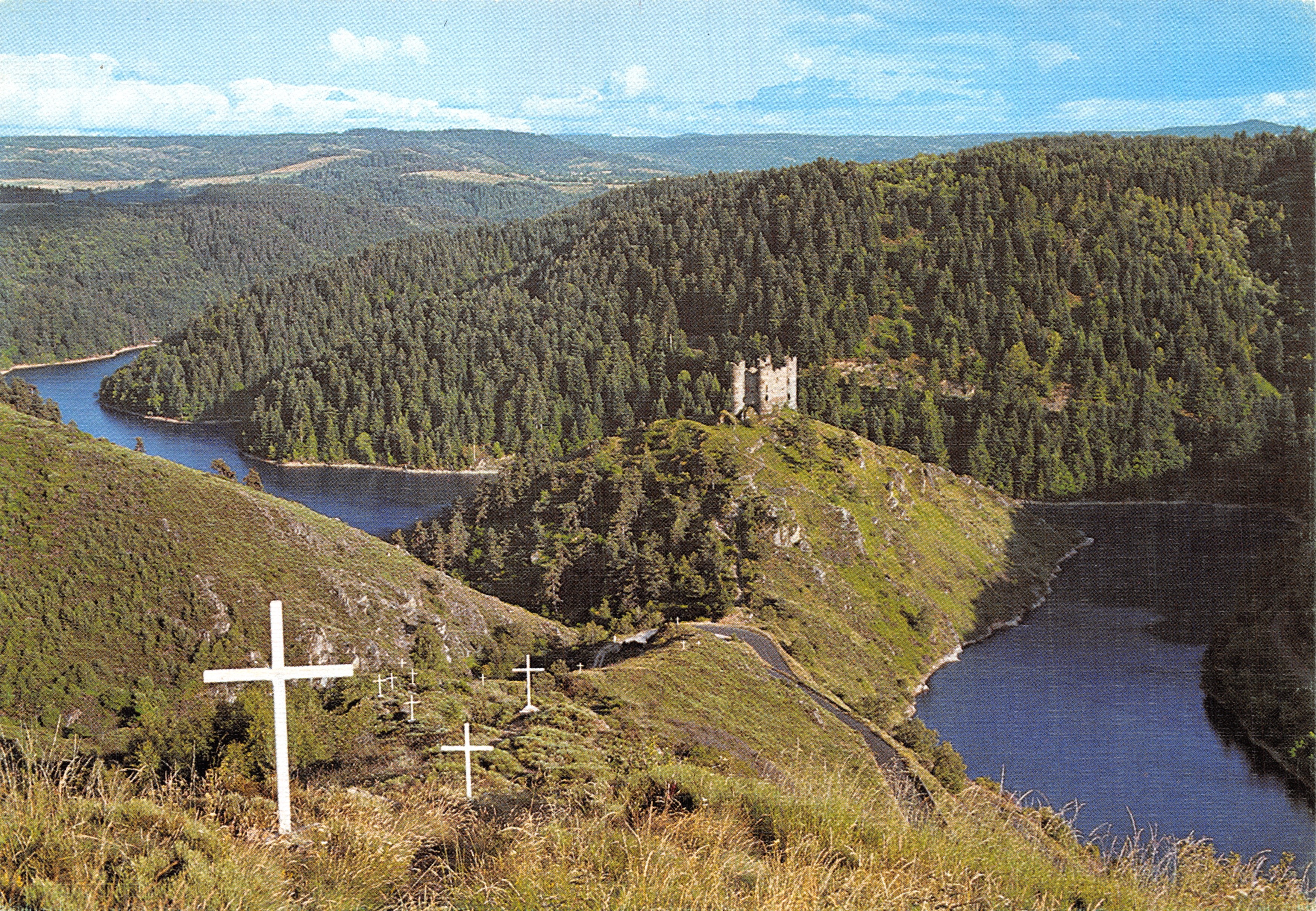 Ruines du château d'Alleuze — 14e siècle, sur la retenue du barrage de Grandval, baignée par les eaux de la Truyère — Photo Editions BOS