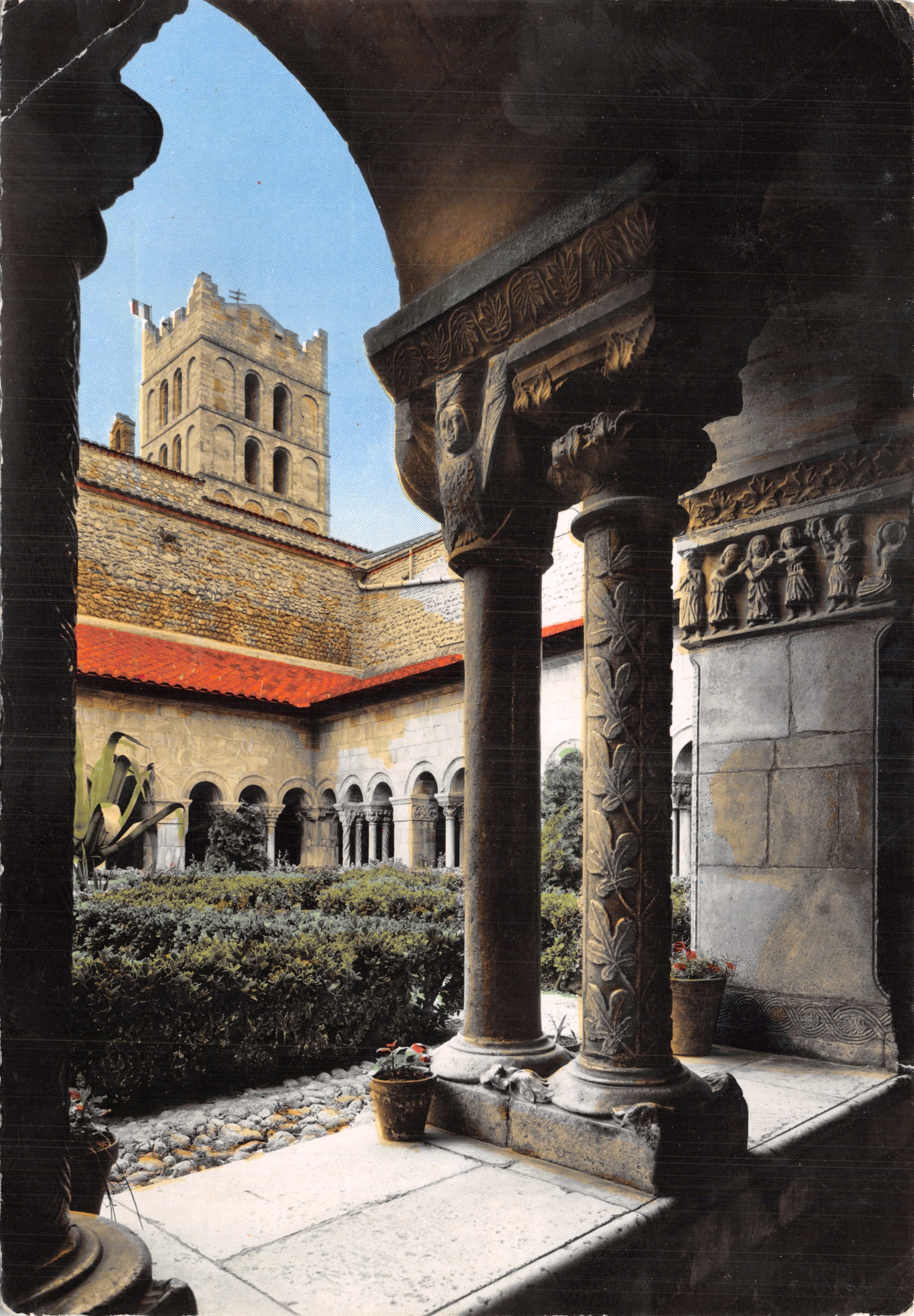 Elne - Le Cloître — vue du cloître avec colonnes sculptées et église en arrière-plan — Éditions S.E.P.T.