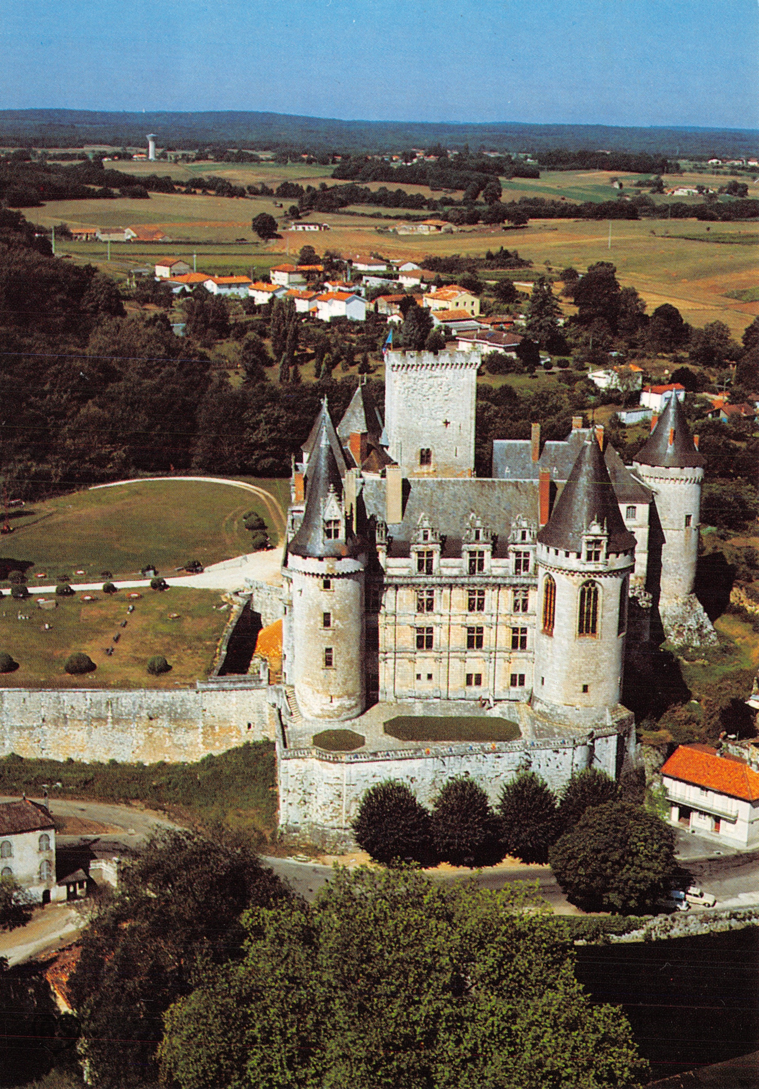 La Rochefoucauld — Château flanqué de tours aux angles — éditeur ARTAUD Frères, Nantes