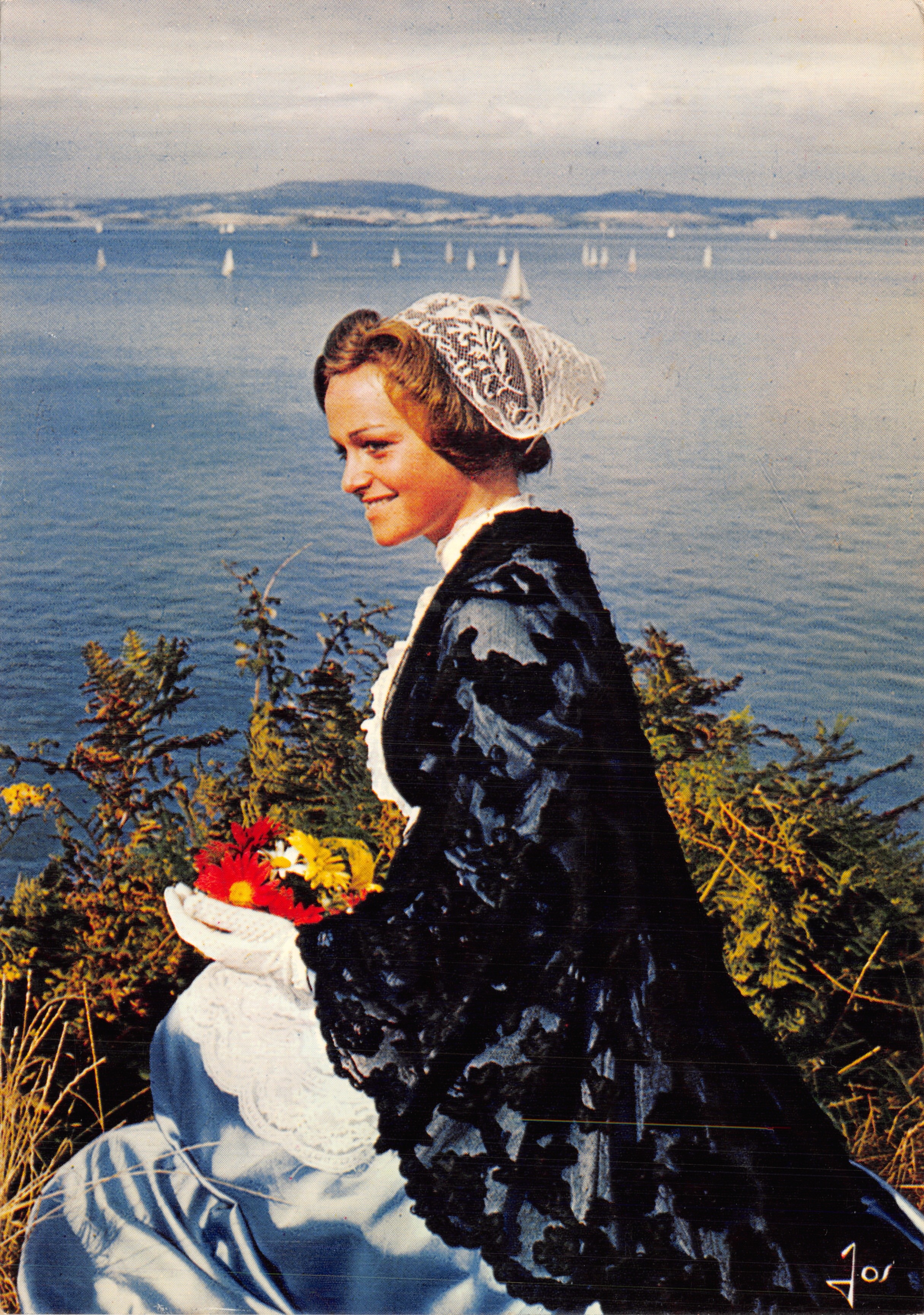 Femme en costume breton — vue de Douarnenez, Tréboul, Concarneau — Éditions d'Art Jos, n° MX 4249