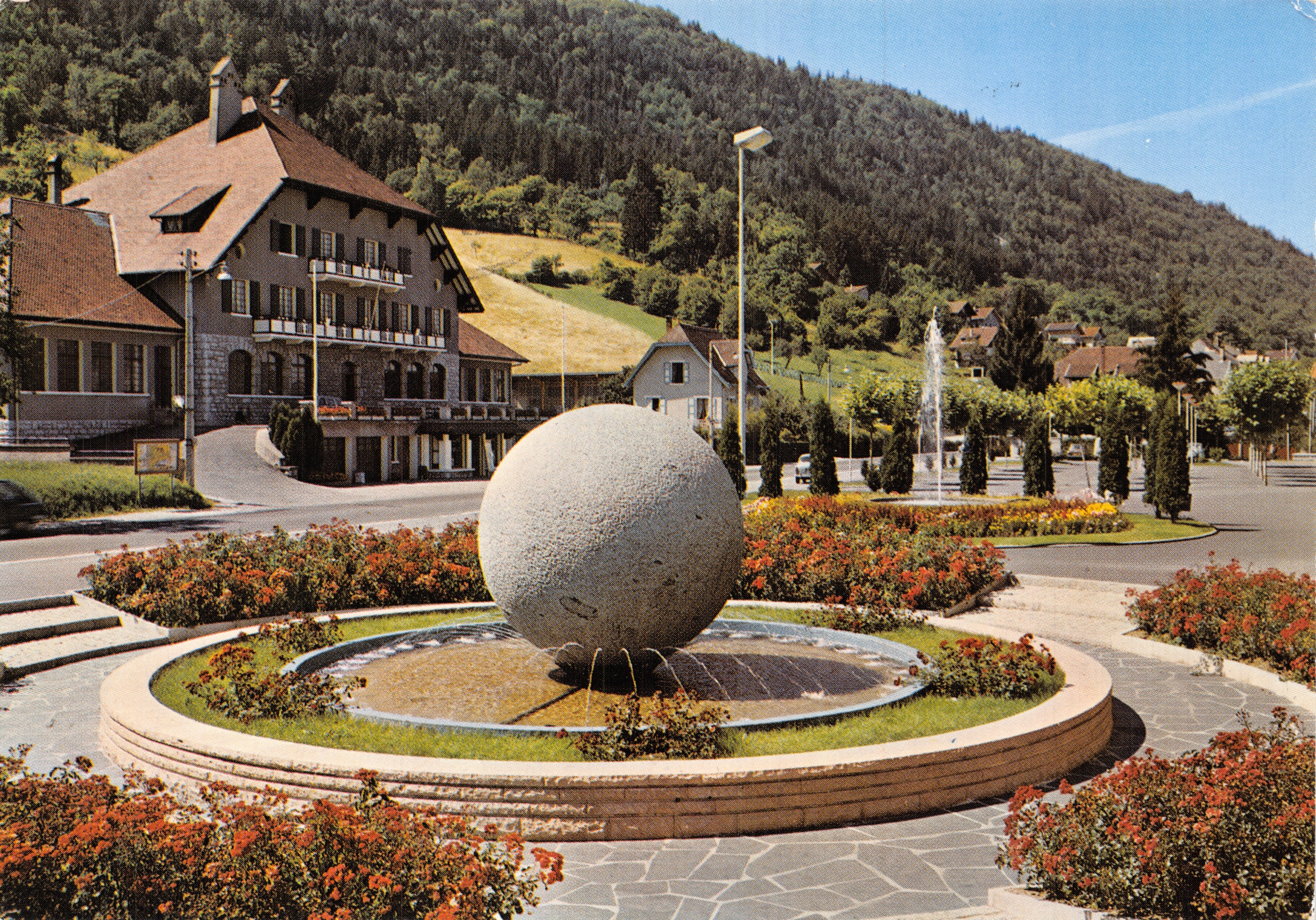 Lac d'Annecy - Sevrier — La fontaine fleurie et la boule de granit (39 tonnes) — Éditions G. Mouchet
