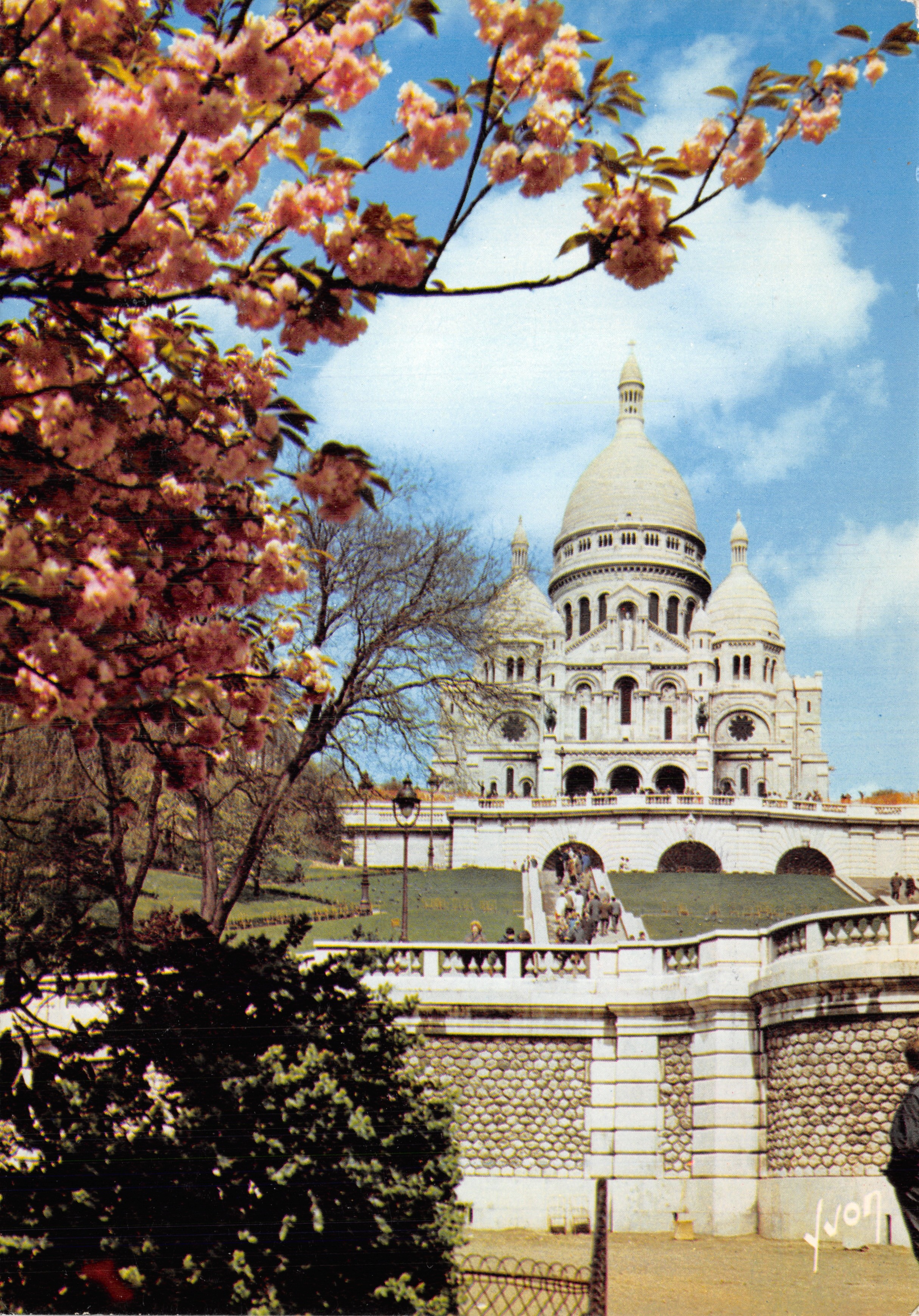 Montmartre — Vista del Sacré-Cœur tra alberi di ciliegi in fiore — Éditions Internationales du Tourisme 1980