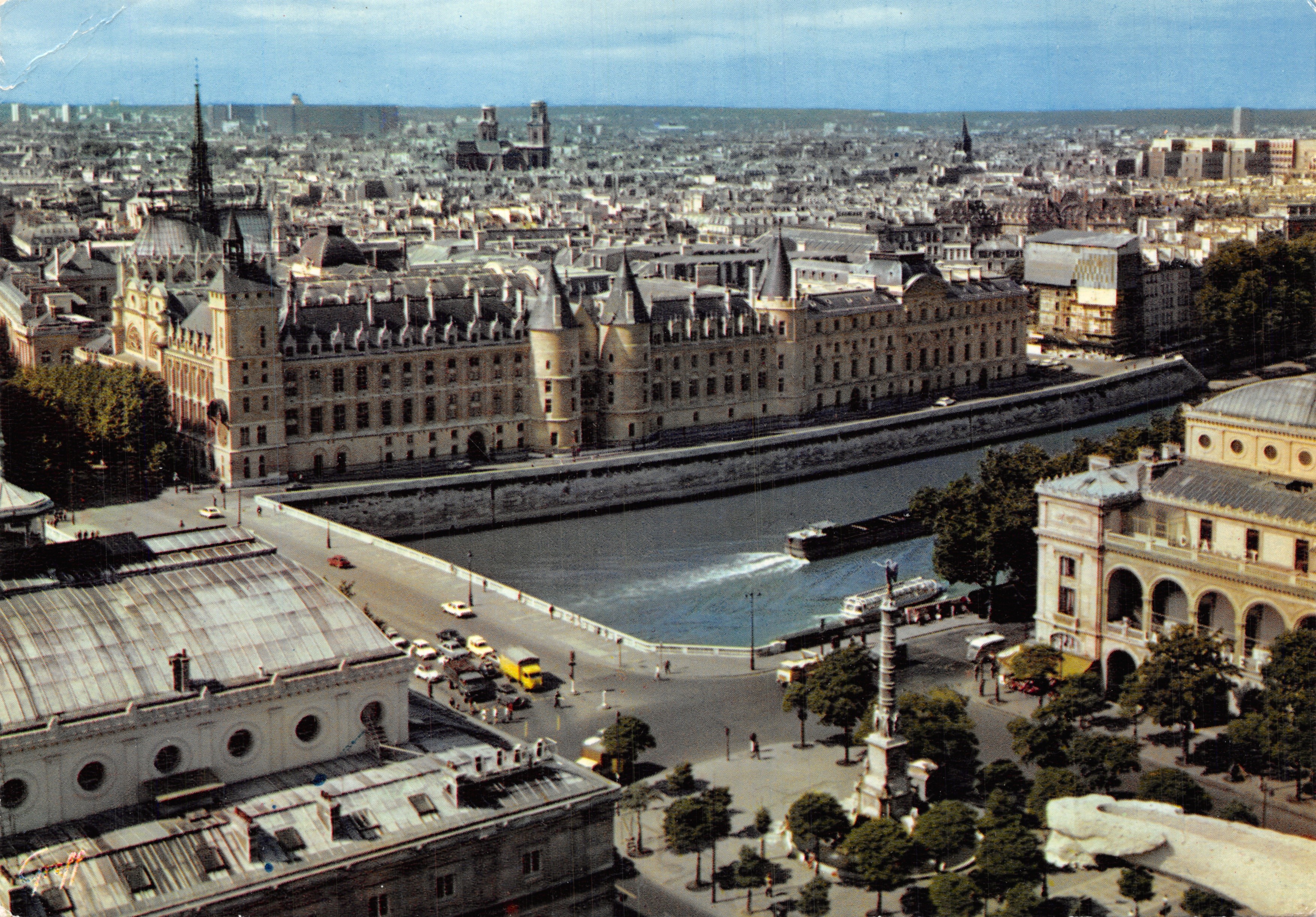 Paris — Panorama au-delà de la Place du Châtelet et de la Seine, avec la Conciergerie et la Sainte-Chapelle — Éditions Chantal, n°551