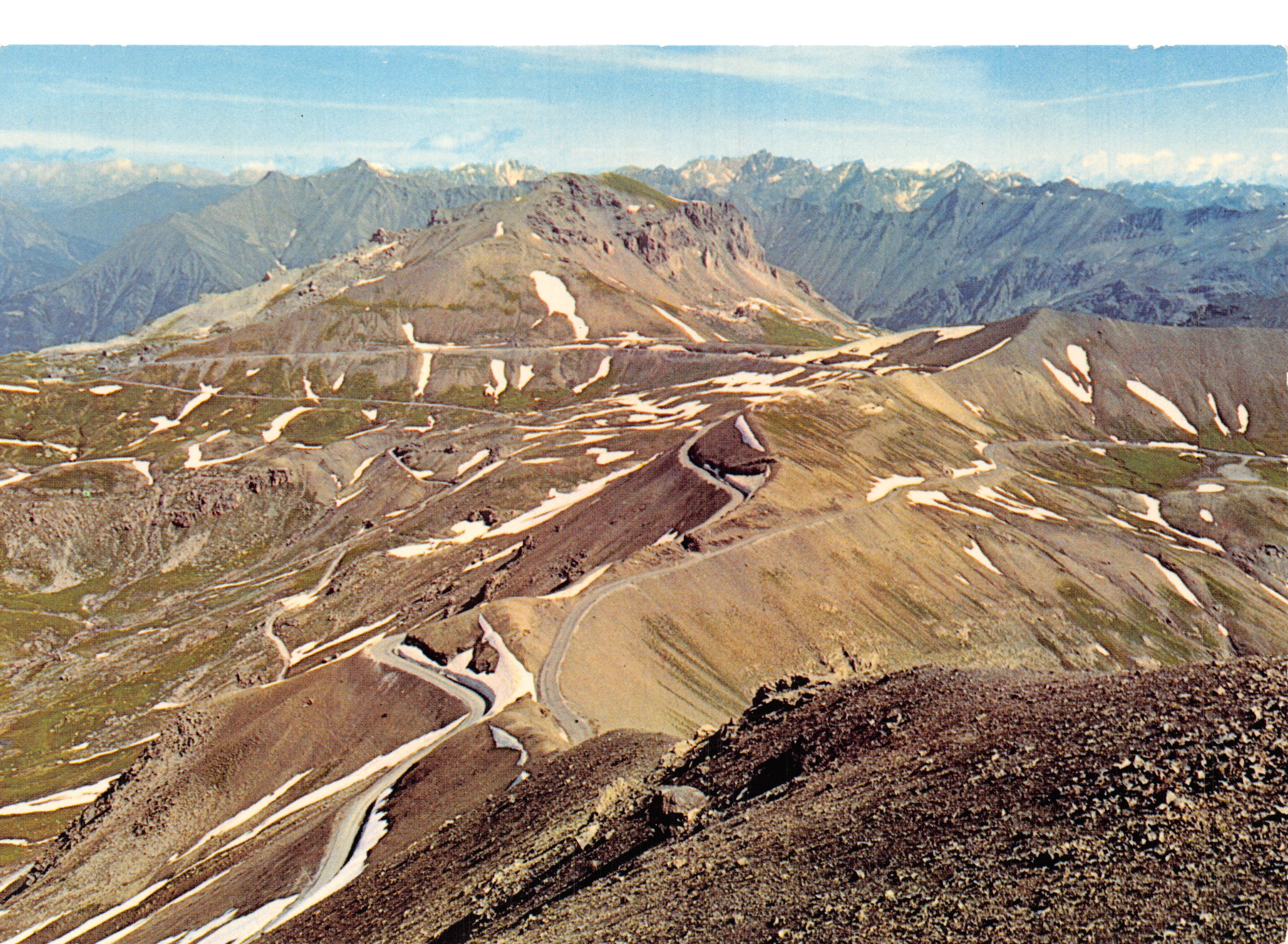 Col de Restefond — vue panoramique avec route serpentant entre neiges résiduelles — Éditions Mar, n°11633